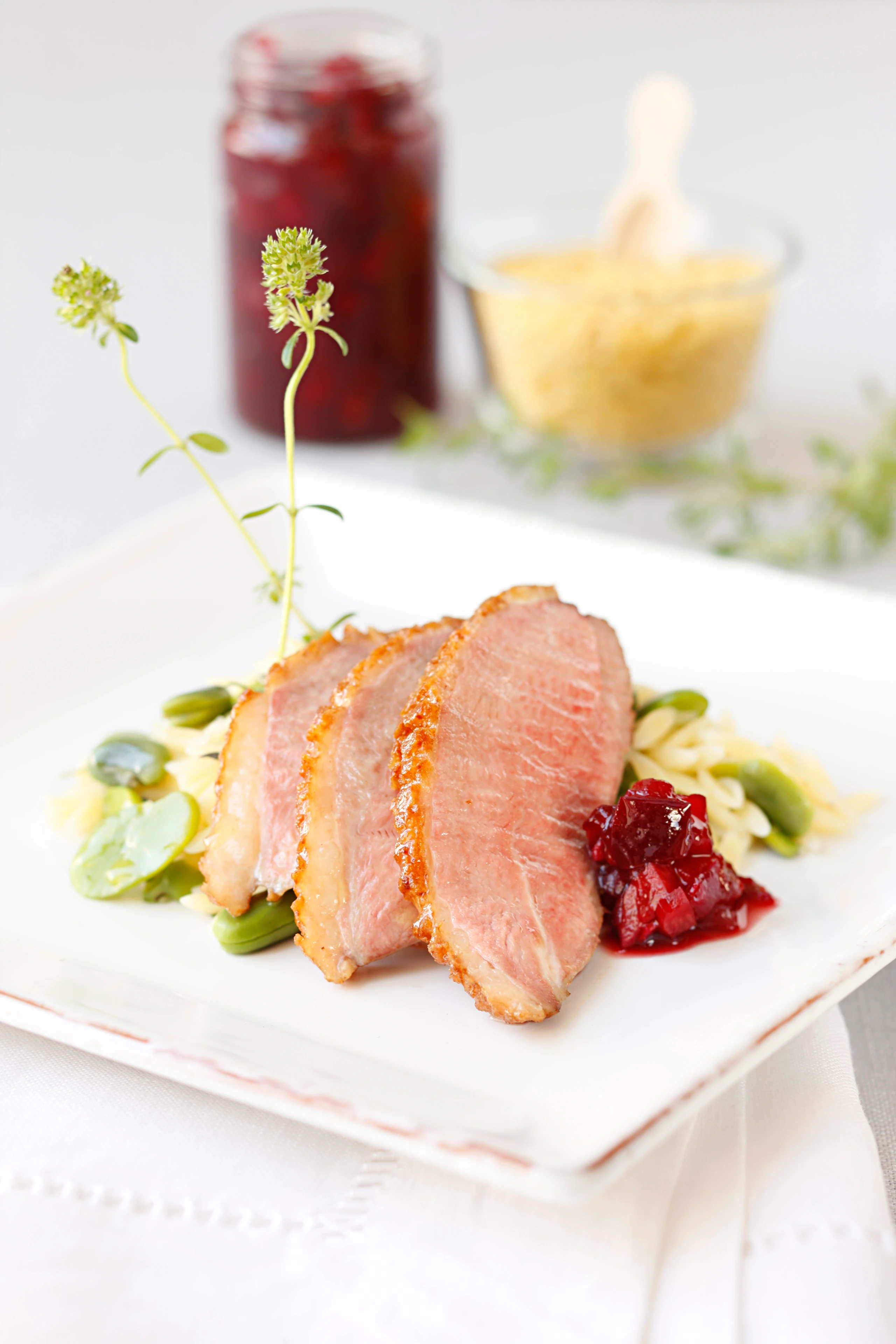 Entenbrust mit Bohnen-Risoni und Zwetschken-Chutney