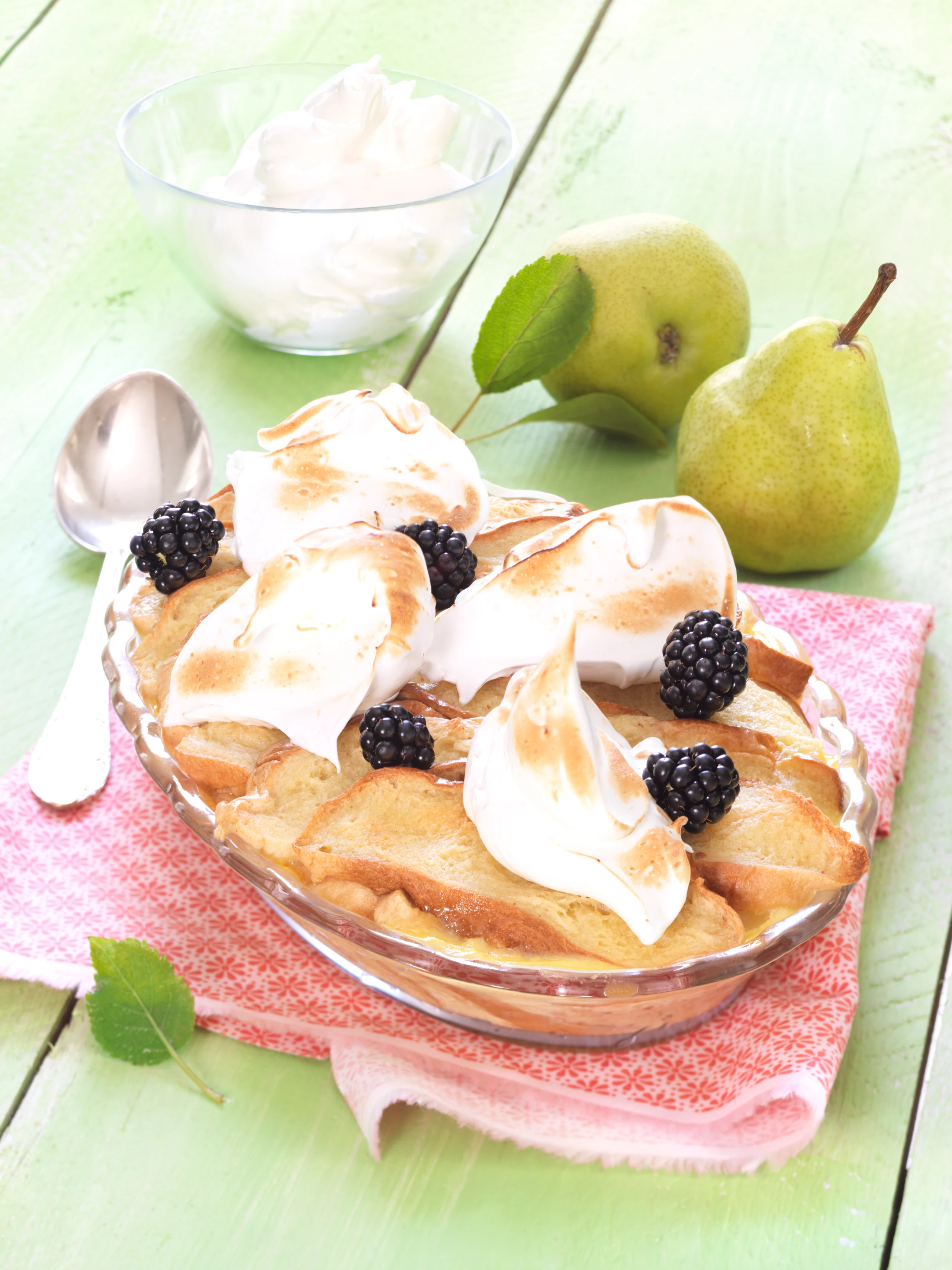 Brioche-Birnenauflauf mit Brombeeren