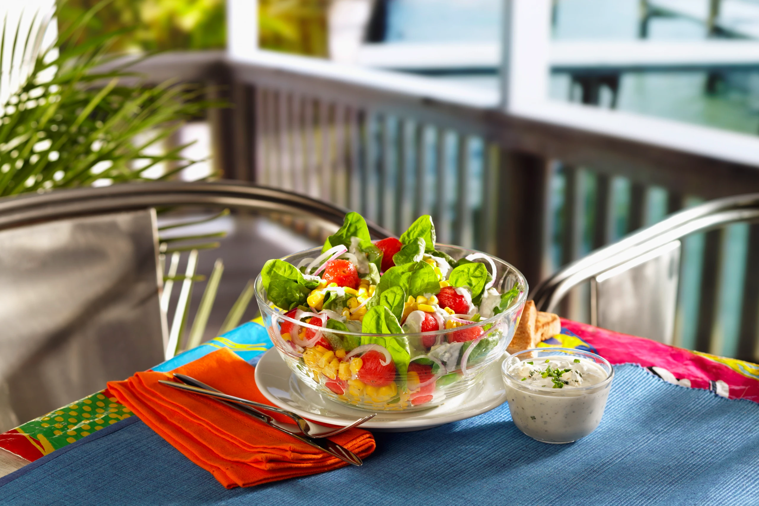 Spinat-Mais-Salat mit Schimmelkäse-Dressing