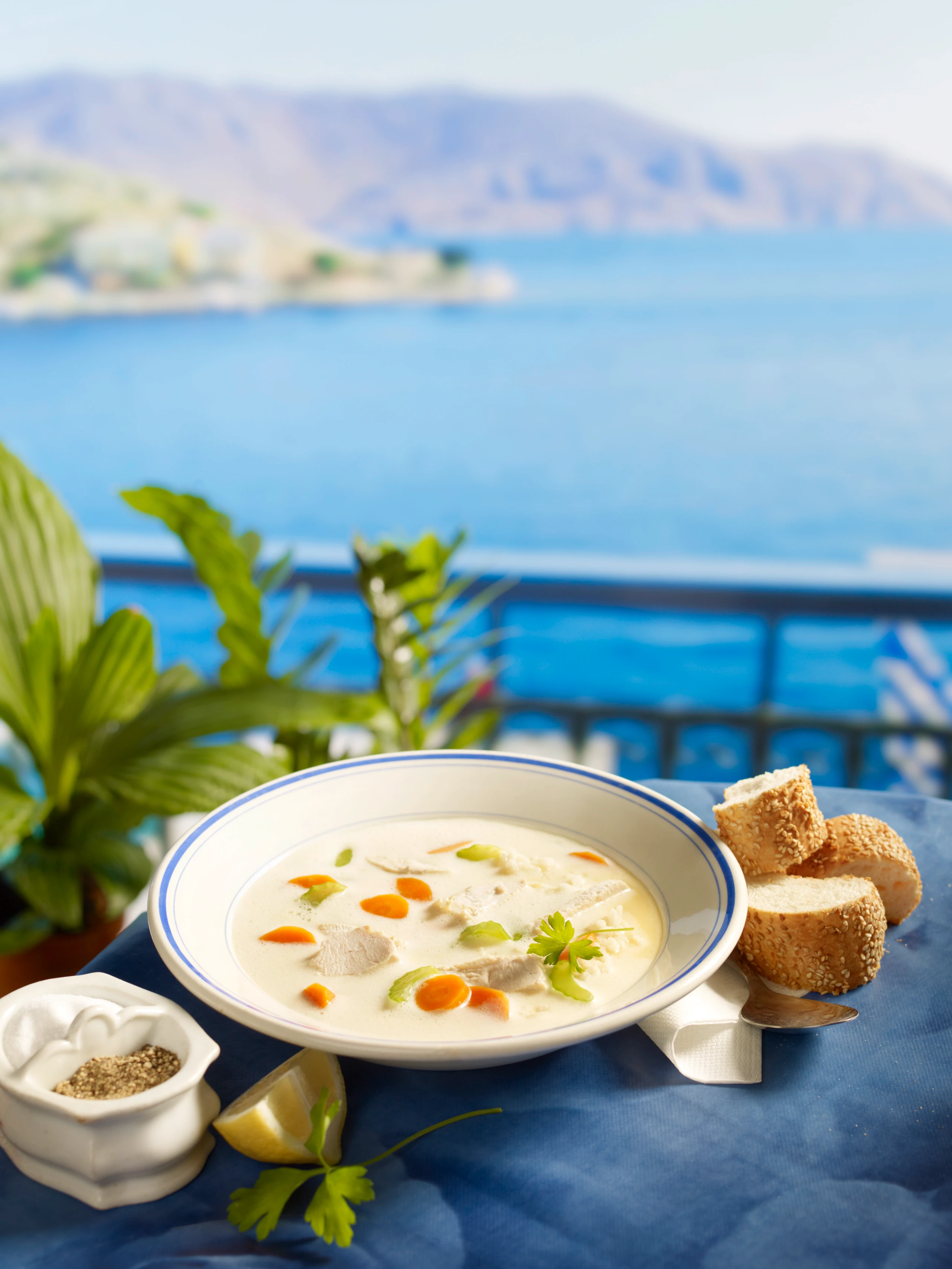 Kotósoupa Avgolémono: Griechische Hühnersuppe