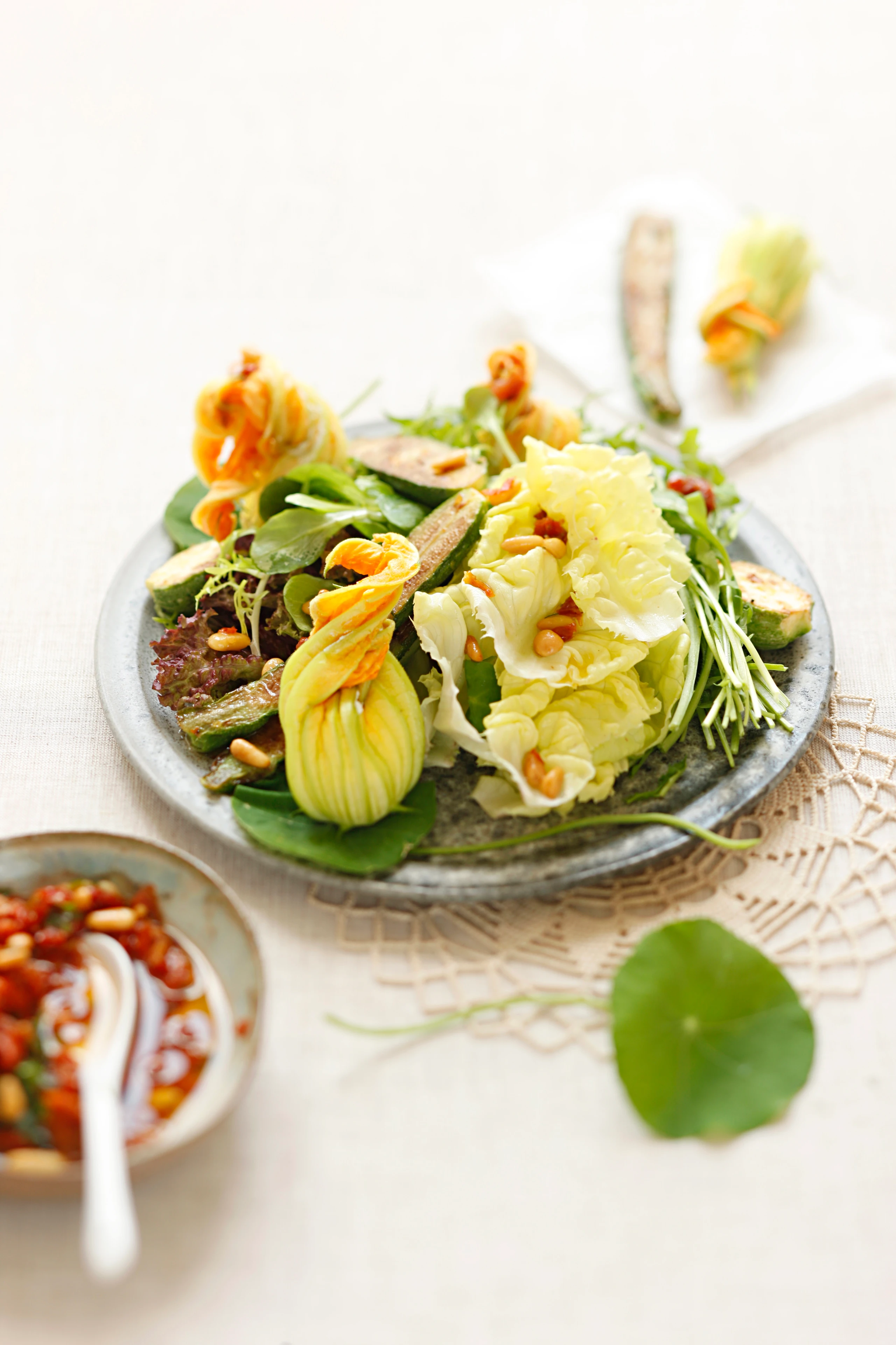 Blattsalat mit gefüllten Zucchiniblüten