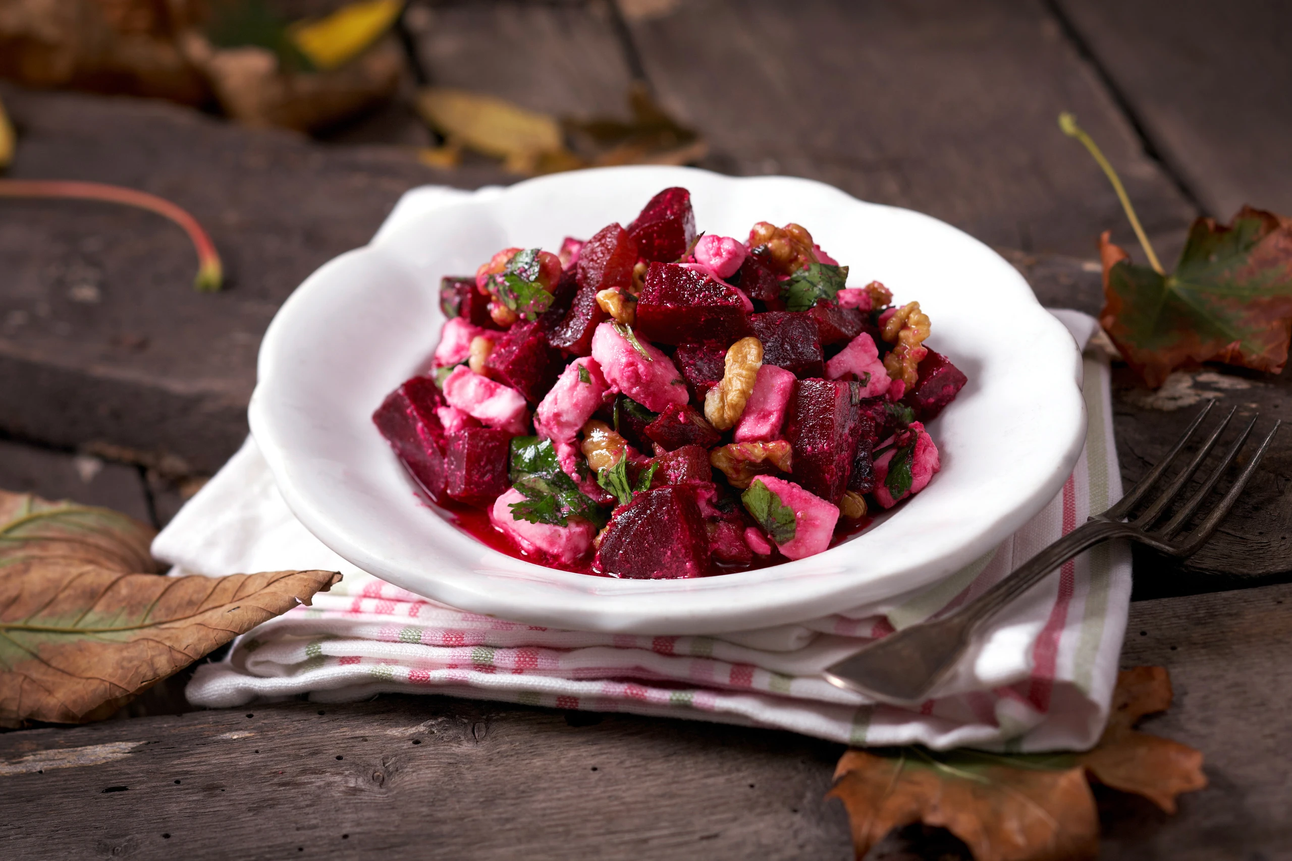 Rote-Rüben-Salat mit Schafkäse und Nüssen