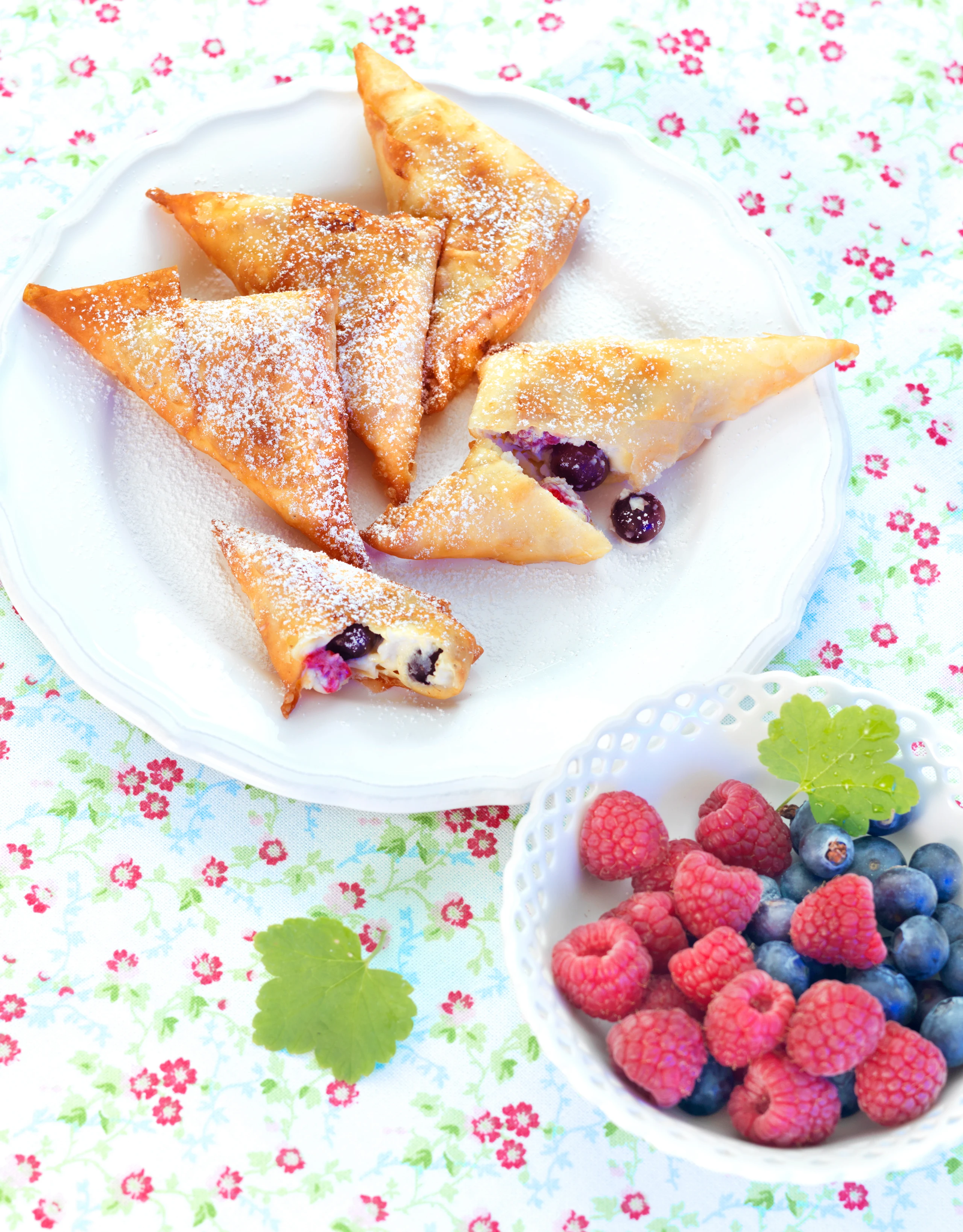 Filoteigtaschen mit Ricotta-Beerenfülle