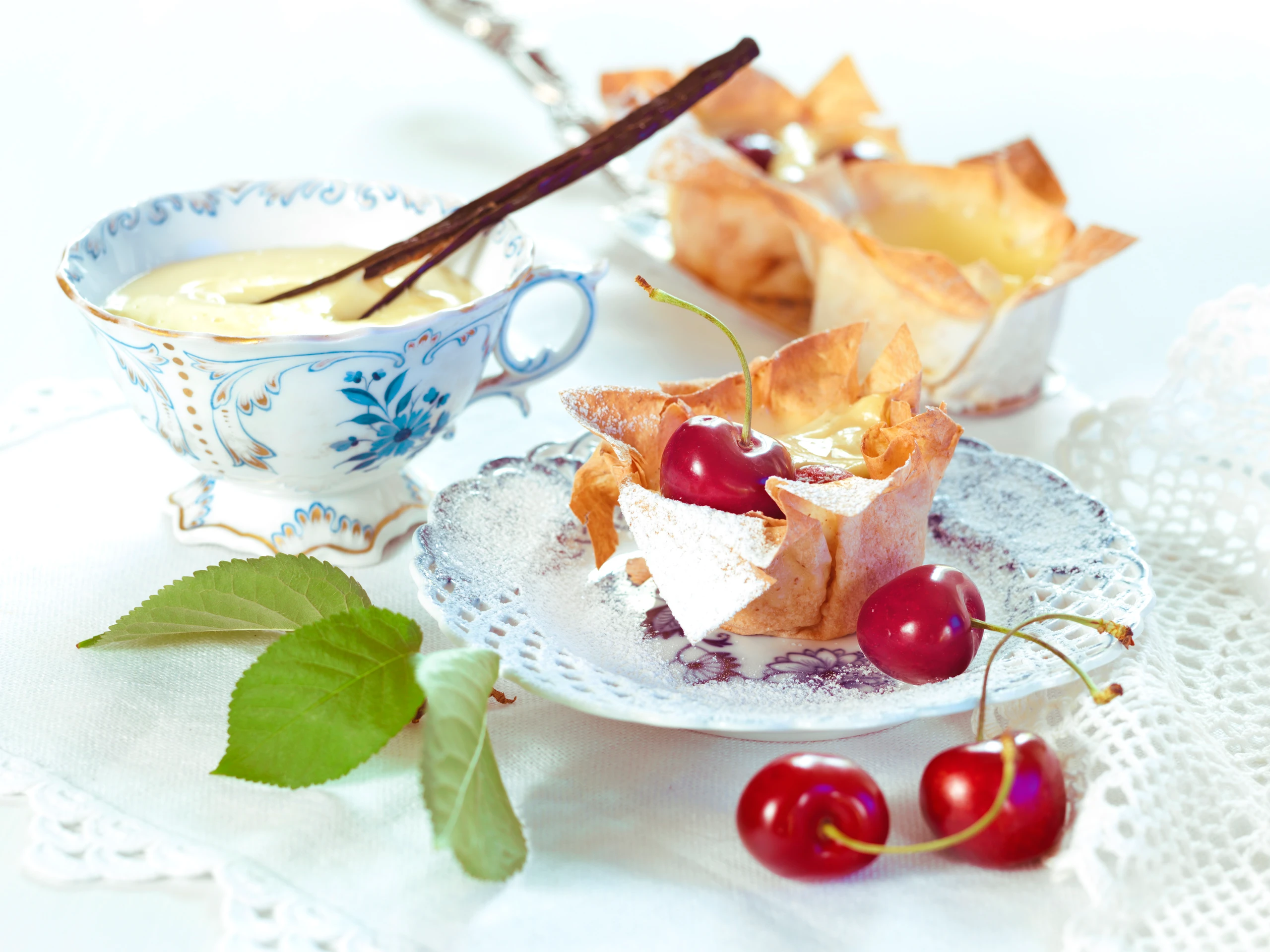 Strudelteigschüsserl mit Vanillecreme und Kirschen