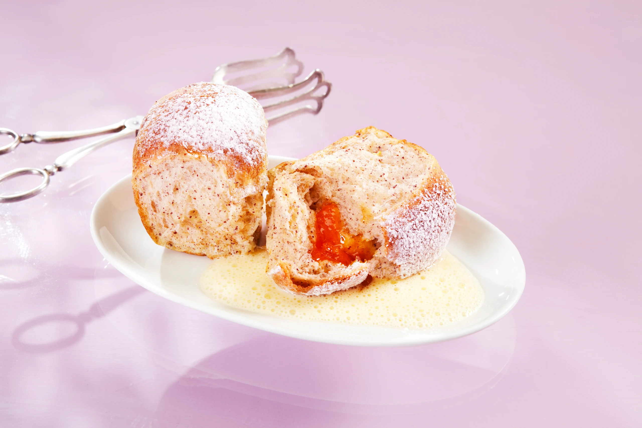 Mohnbuchteln mit Marillenmarmelade und Vanillesauce