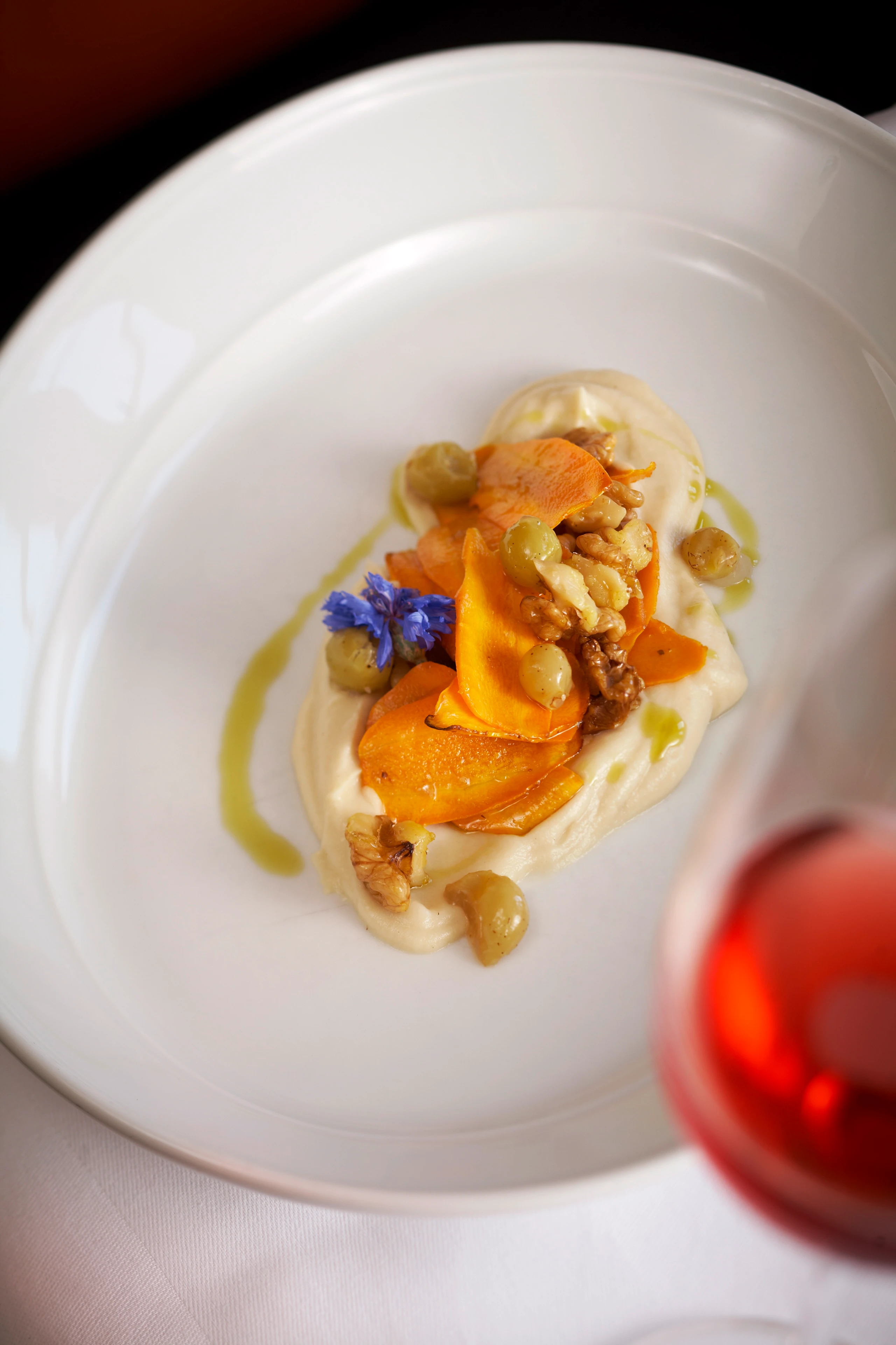 Selleriecreme mit Karotten, Nüssen und Trauben