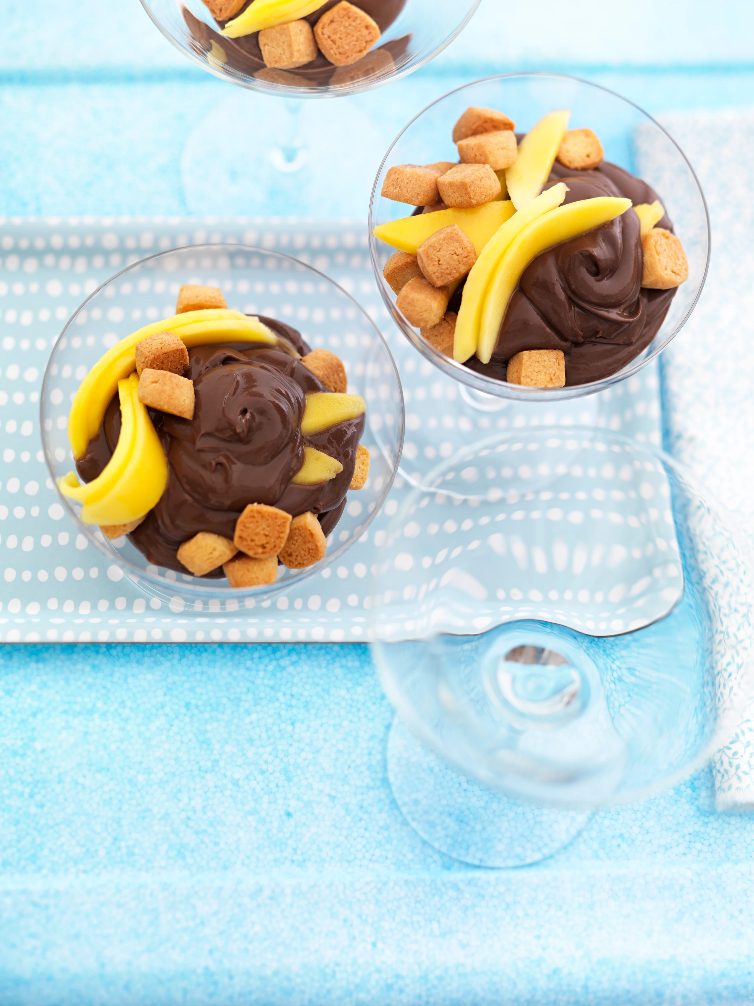 Schokocreme mit Mürbteigwürfeln und Mangostreifen