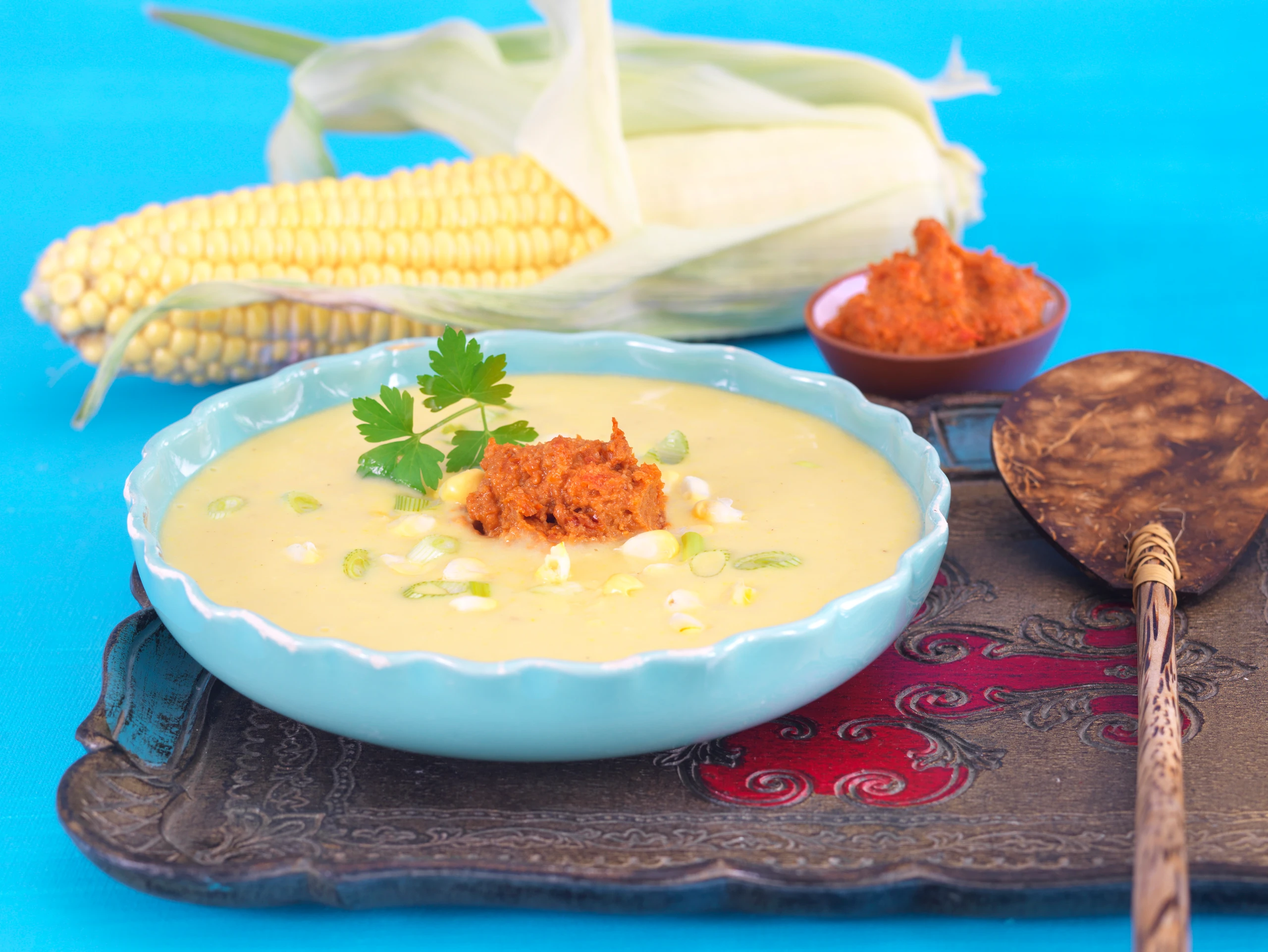 Mais-Suppe mit Paradeis-Pesto