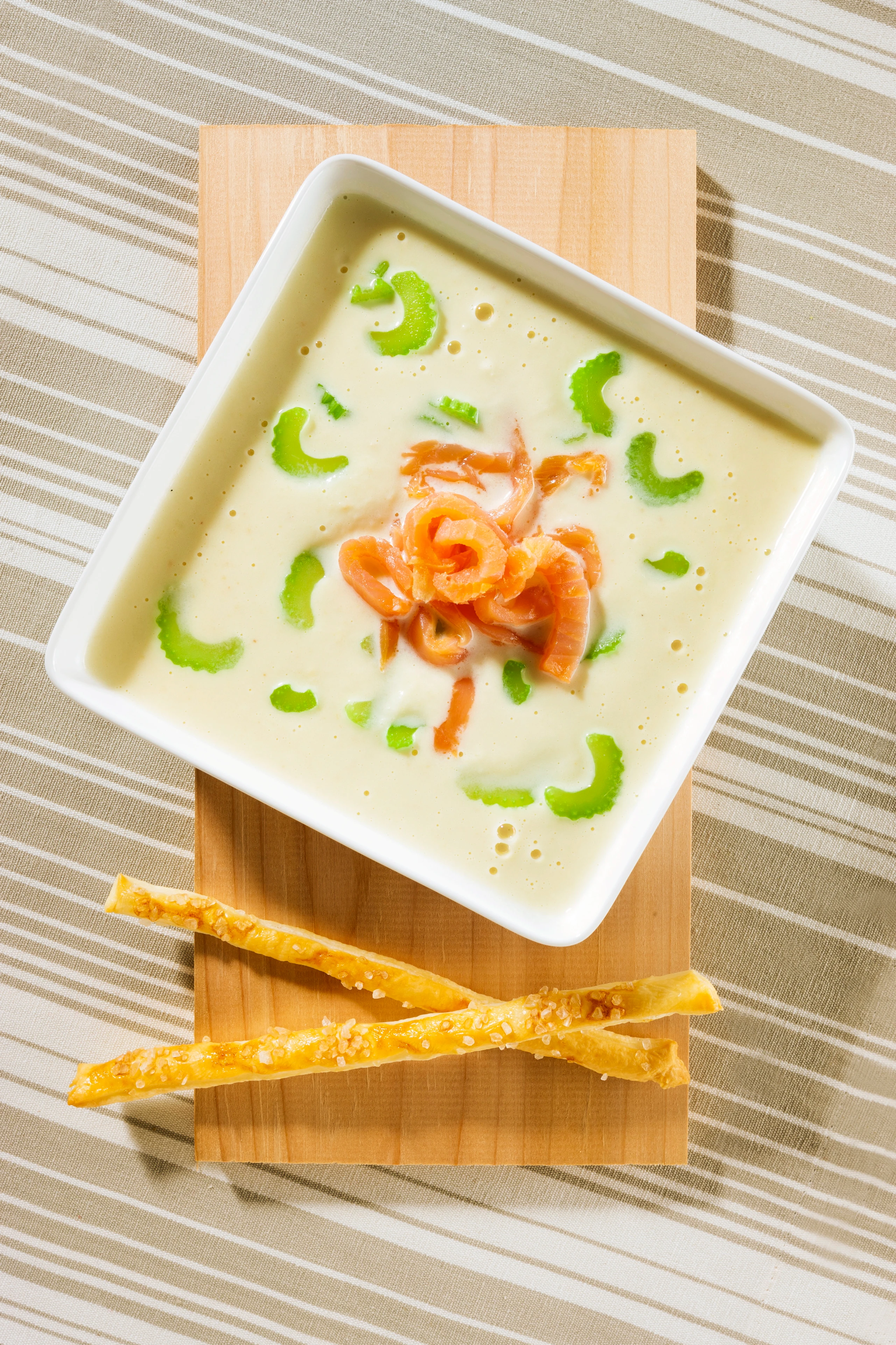 Selleriesuppe mit Räucherlachs