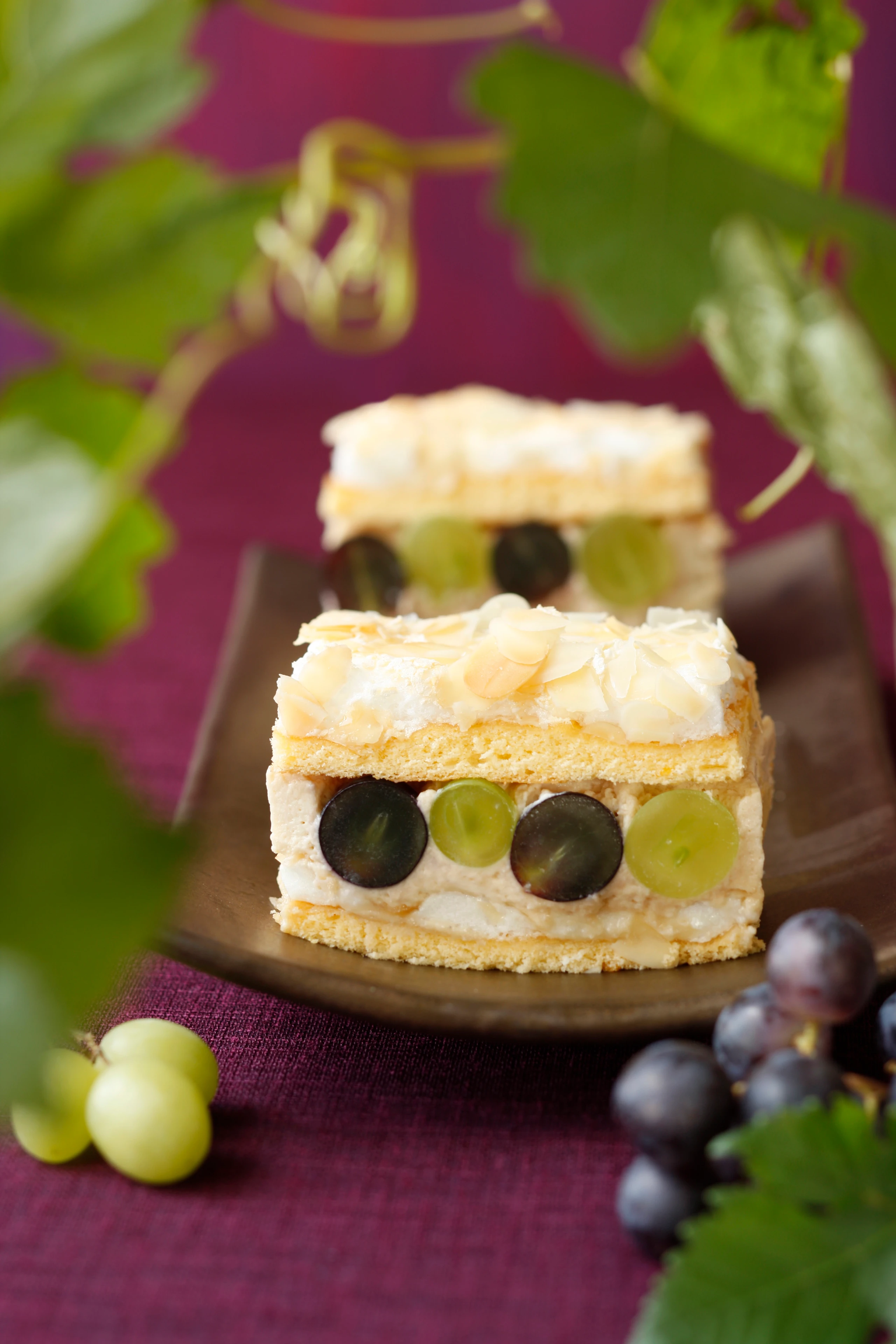 Mandelschnitte mit Kaffeecreme und Trauben