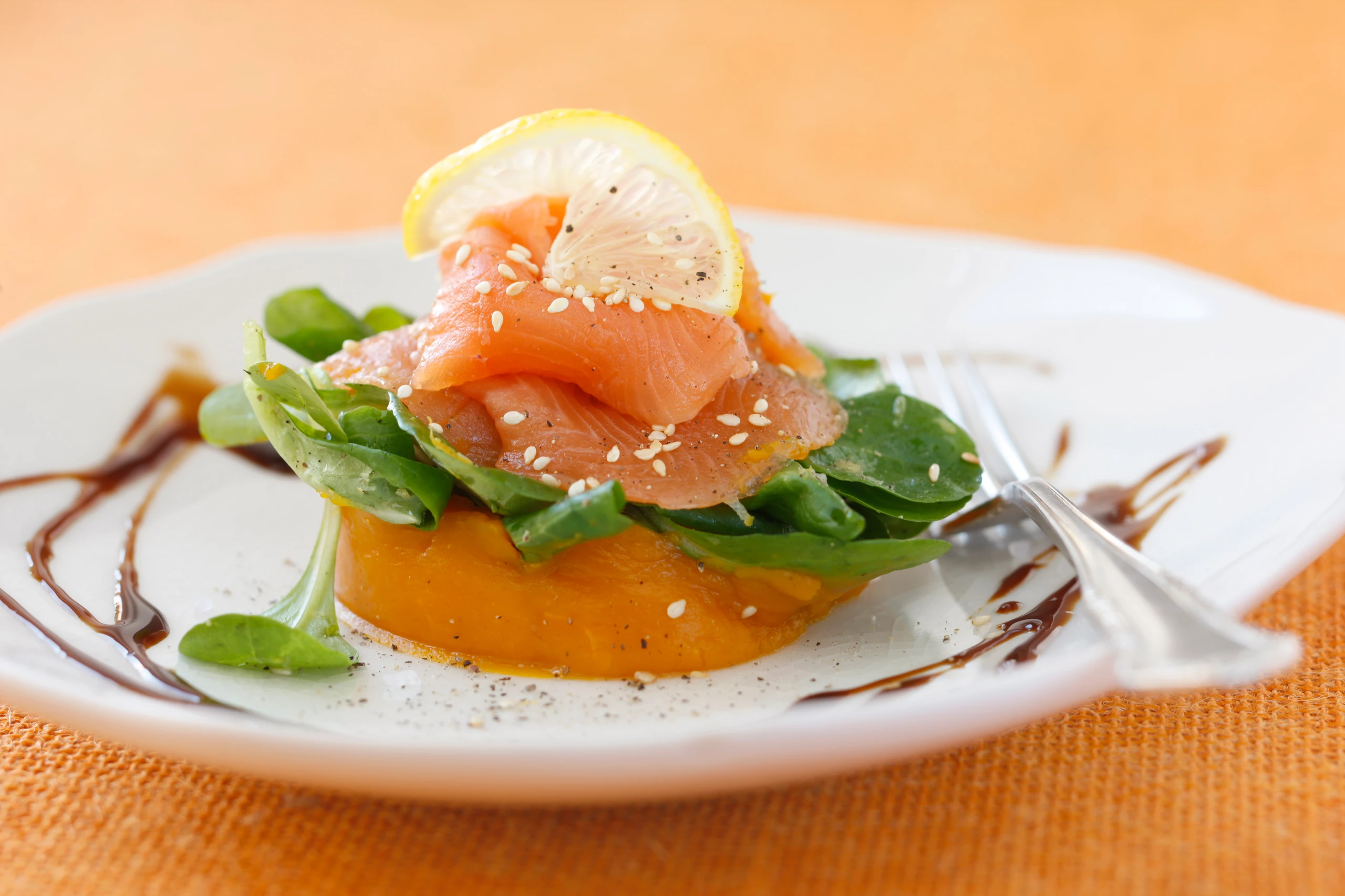 Lachsforelle mit Kürbis und Vogerlsalat