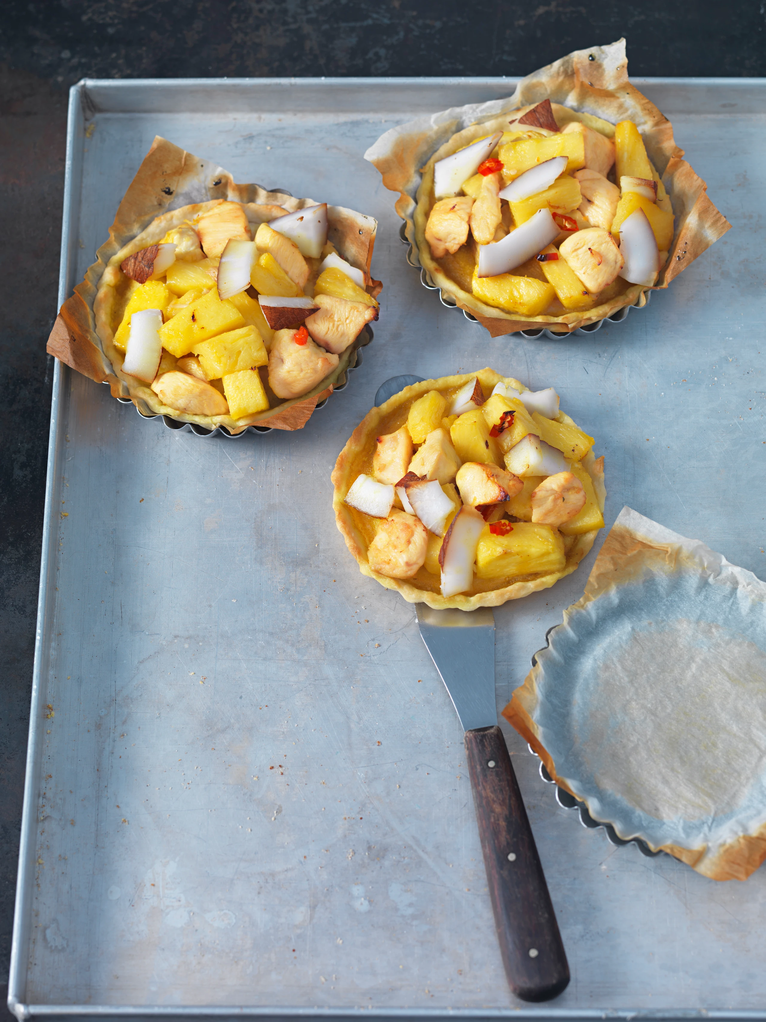 Mini-Quiches mit Huhn, Ananas und Kokos