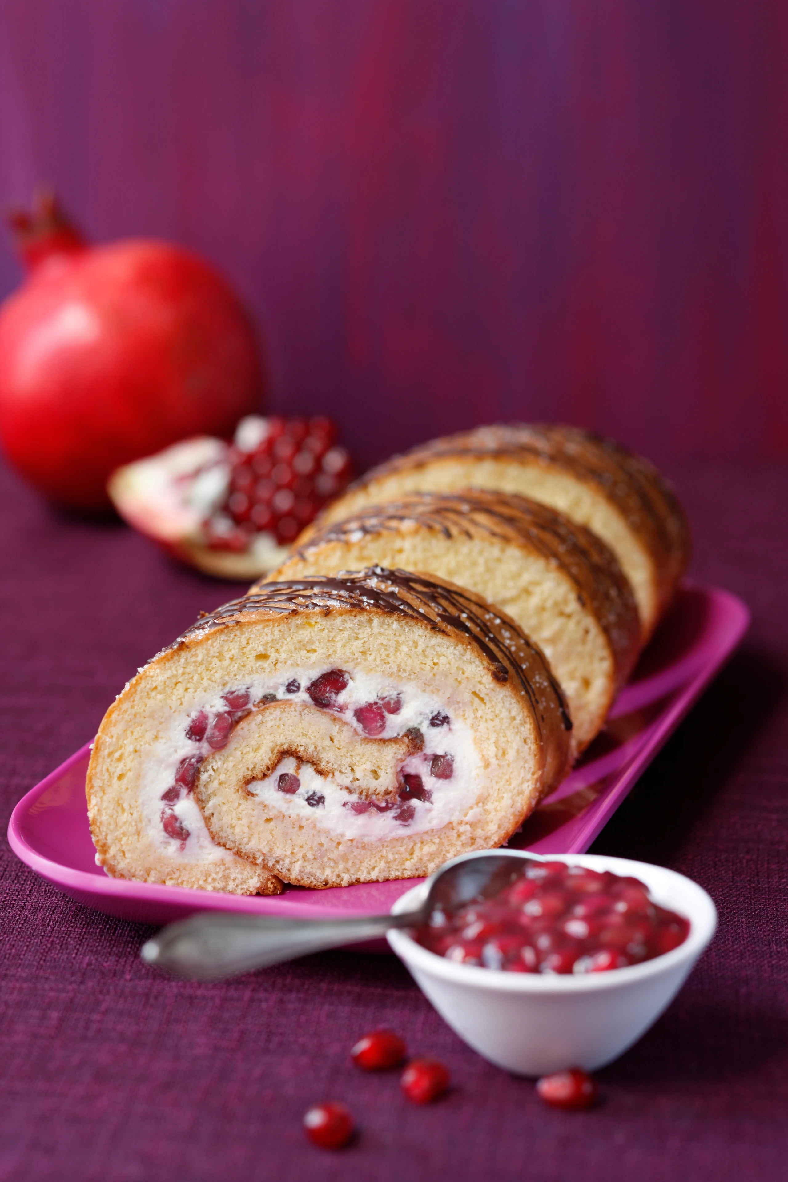 Biskuitroulade mit Granatapfelfülle