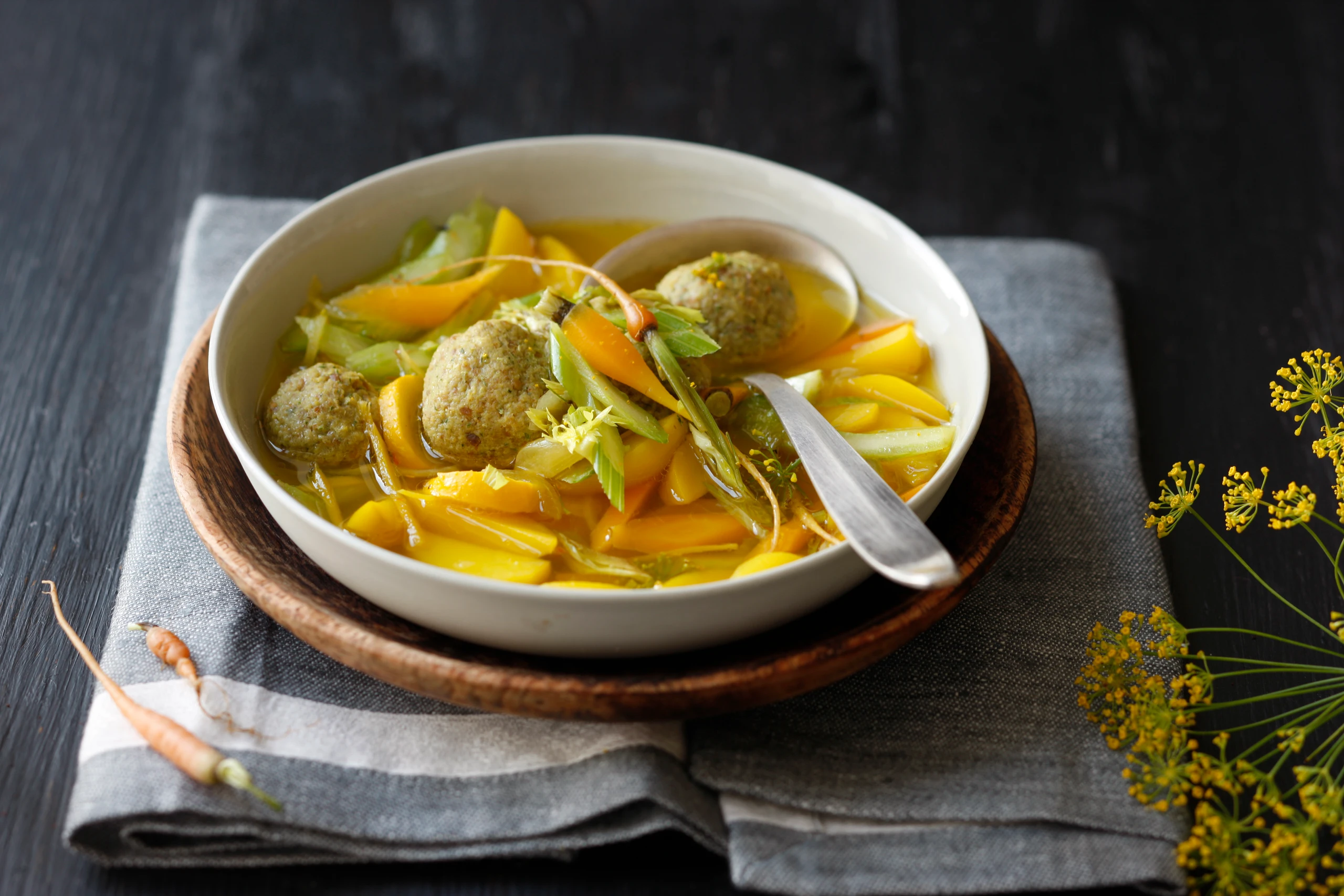 Gemüse-Safransuppe mit Brotknödeln