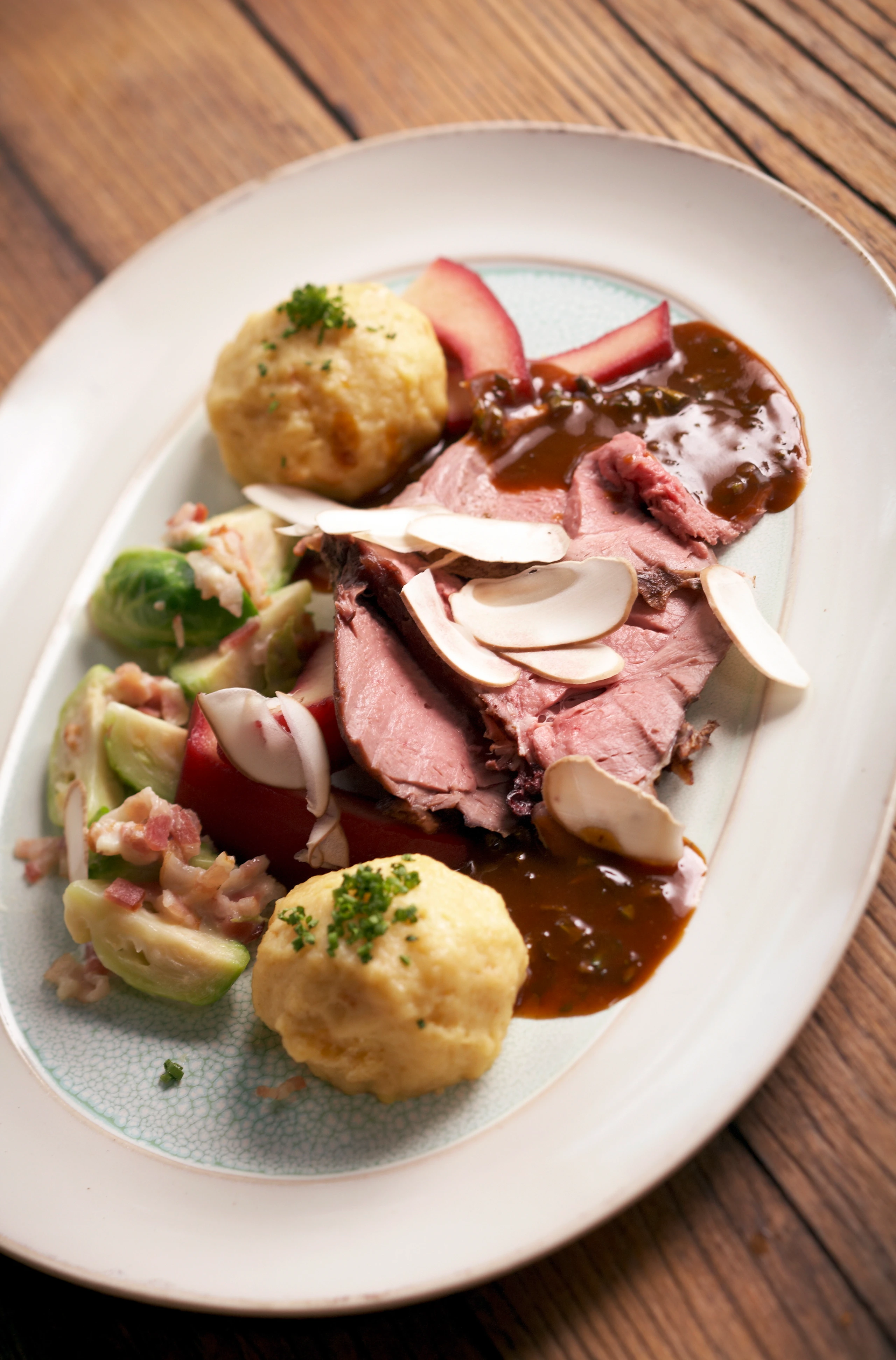 Gamsschlögel mit Briocheknödeln