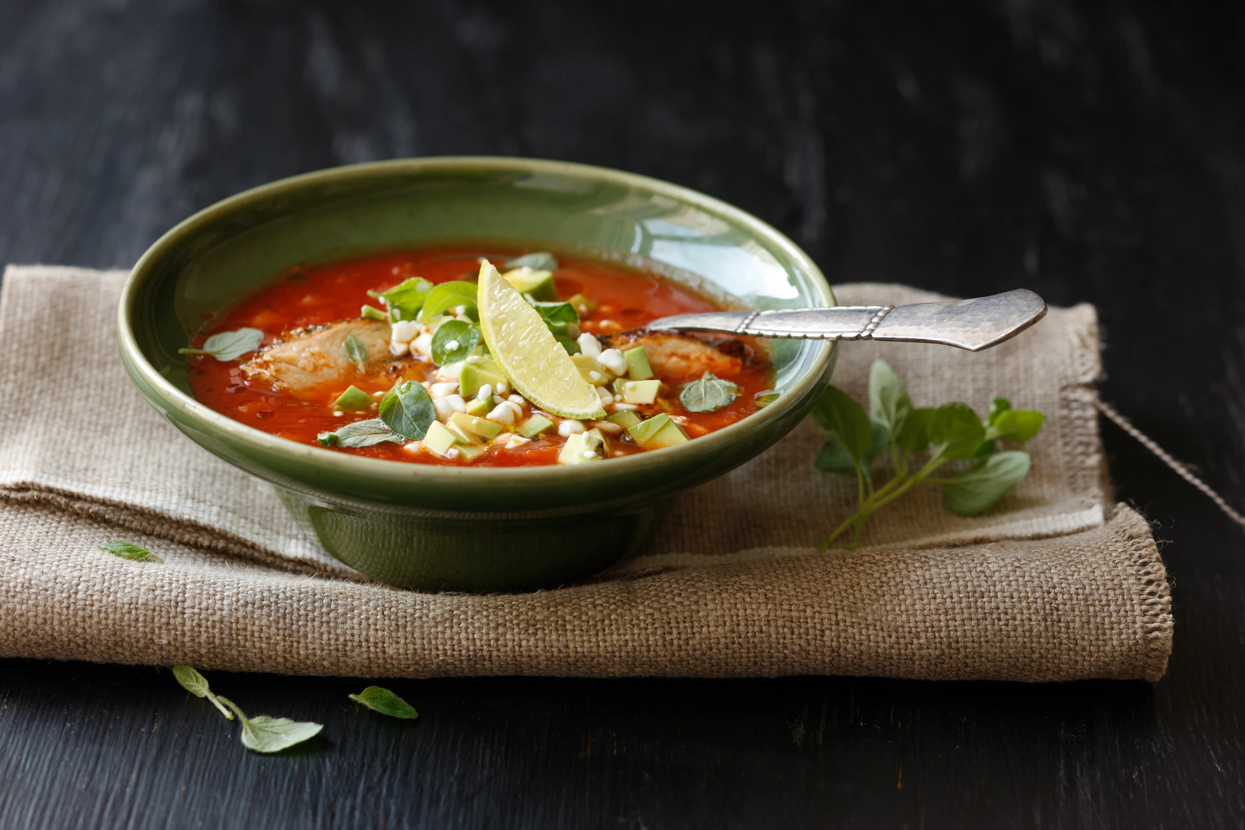 Scharfe Hühnersuppe mit Avocado-Relish