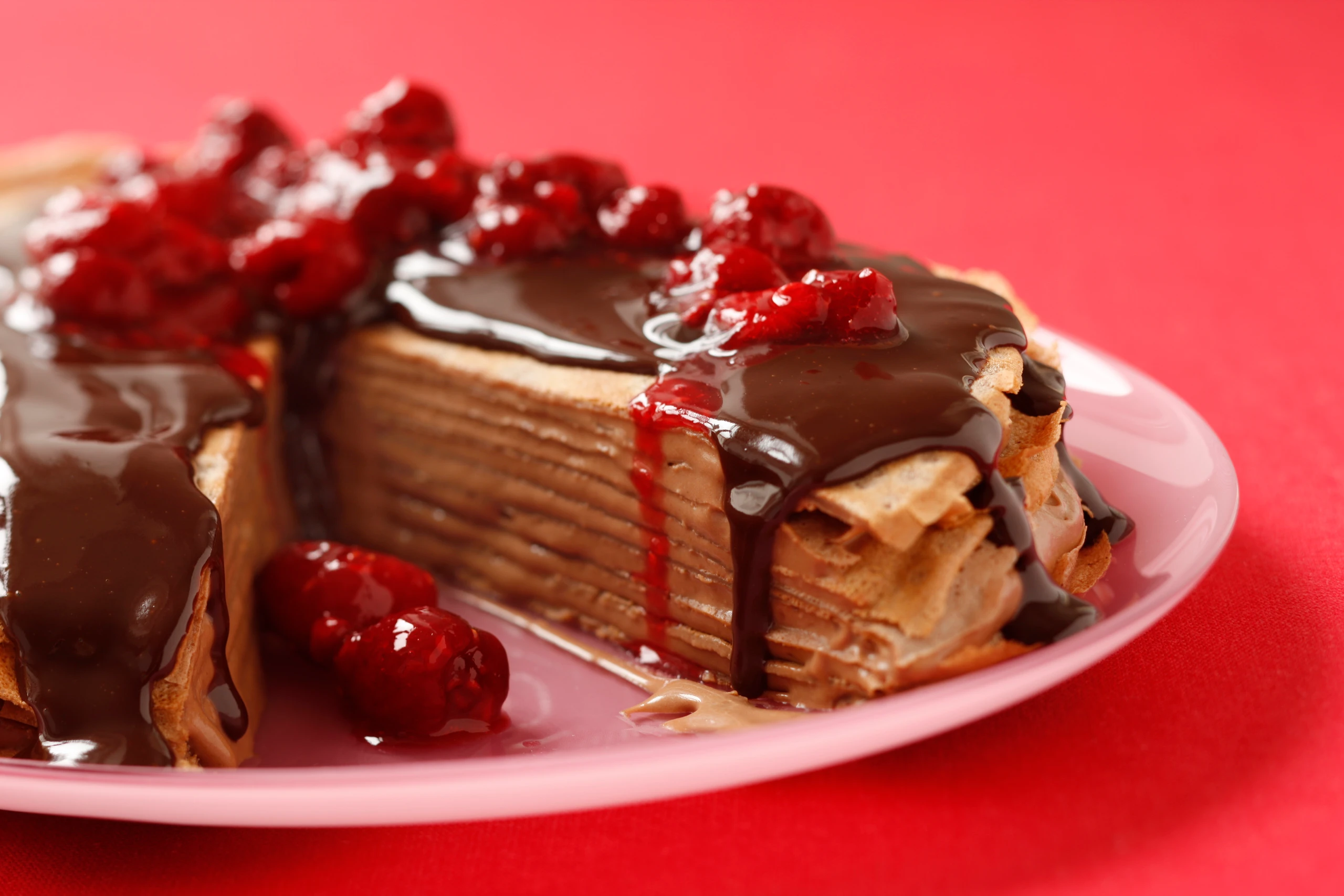 Schoko-Crêpe-Torte mit heißen Himbeeren