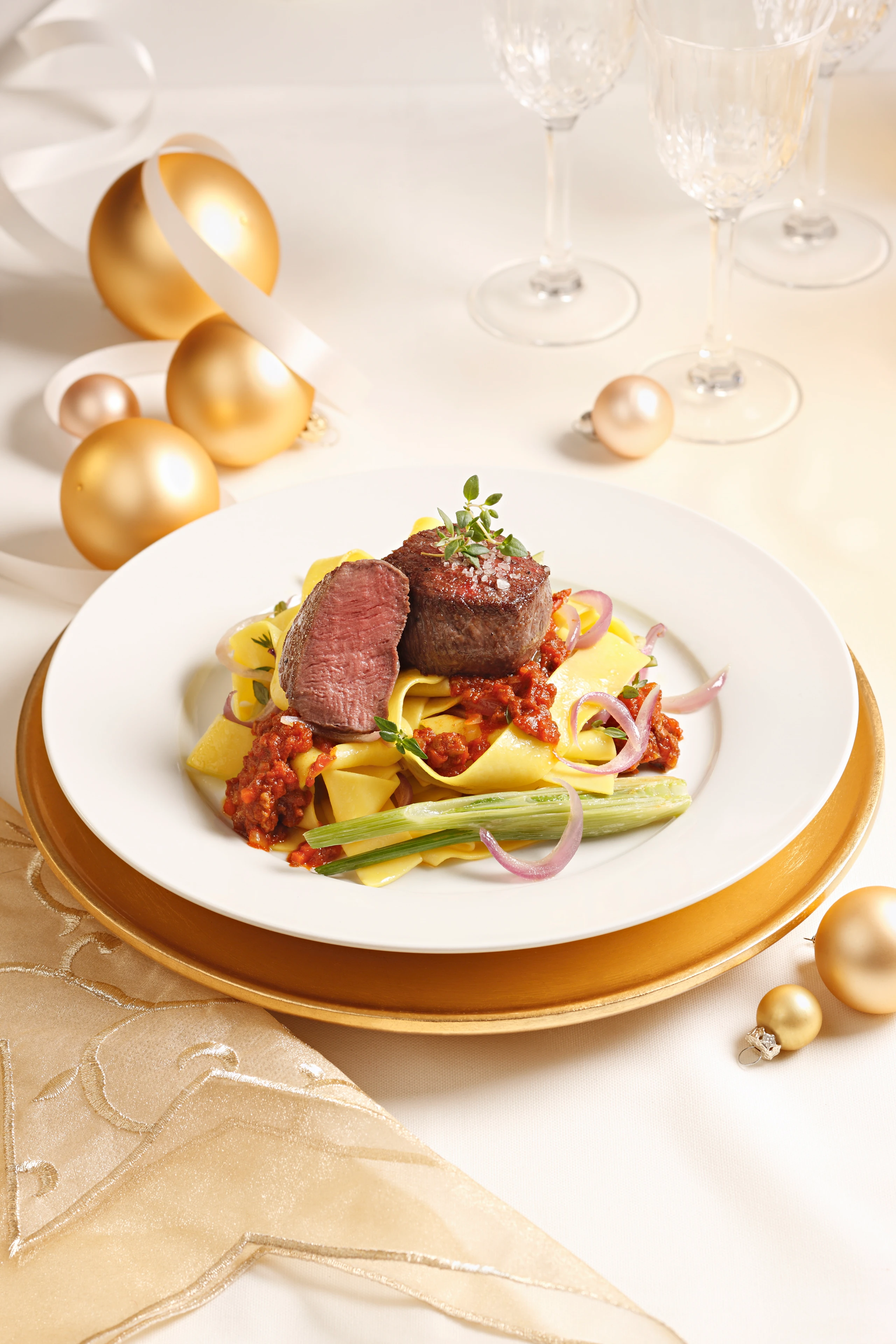 Rehmedaillons mit Pappardelle und Fenchel