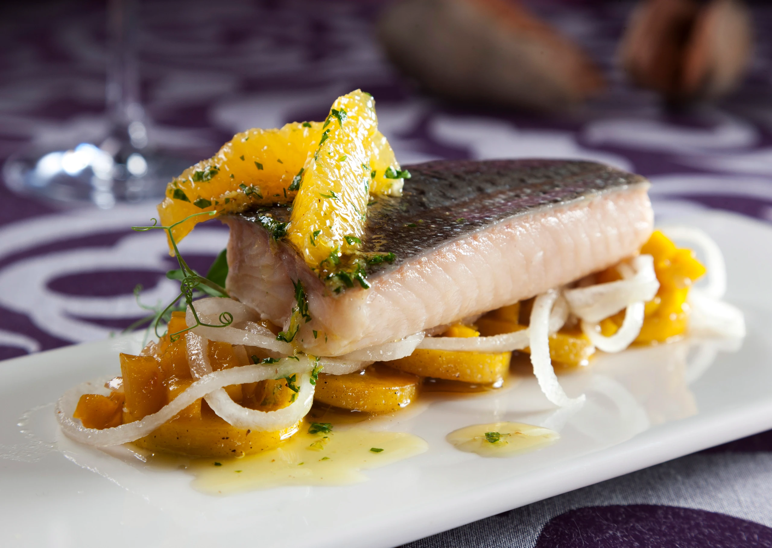 Saibling auf Kürbis mit Orangen und Rettich