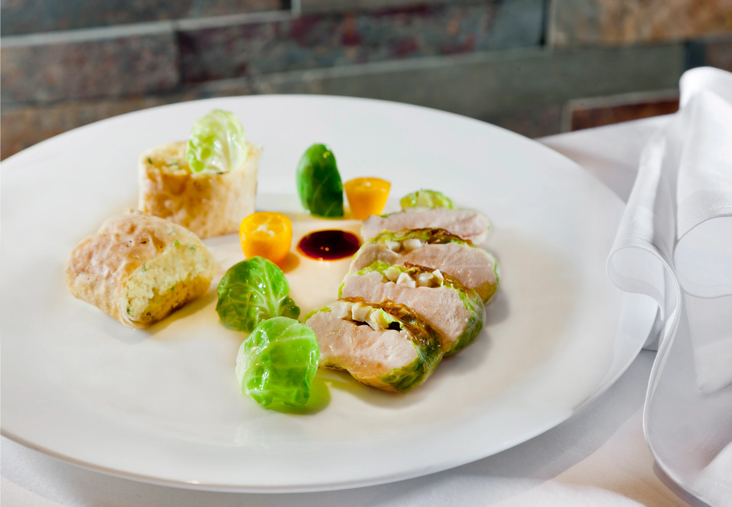 Perlhuhn im Kohlmantel mit Quinoastrudel