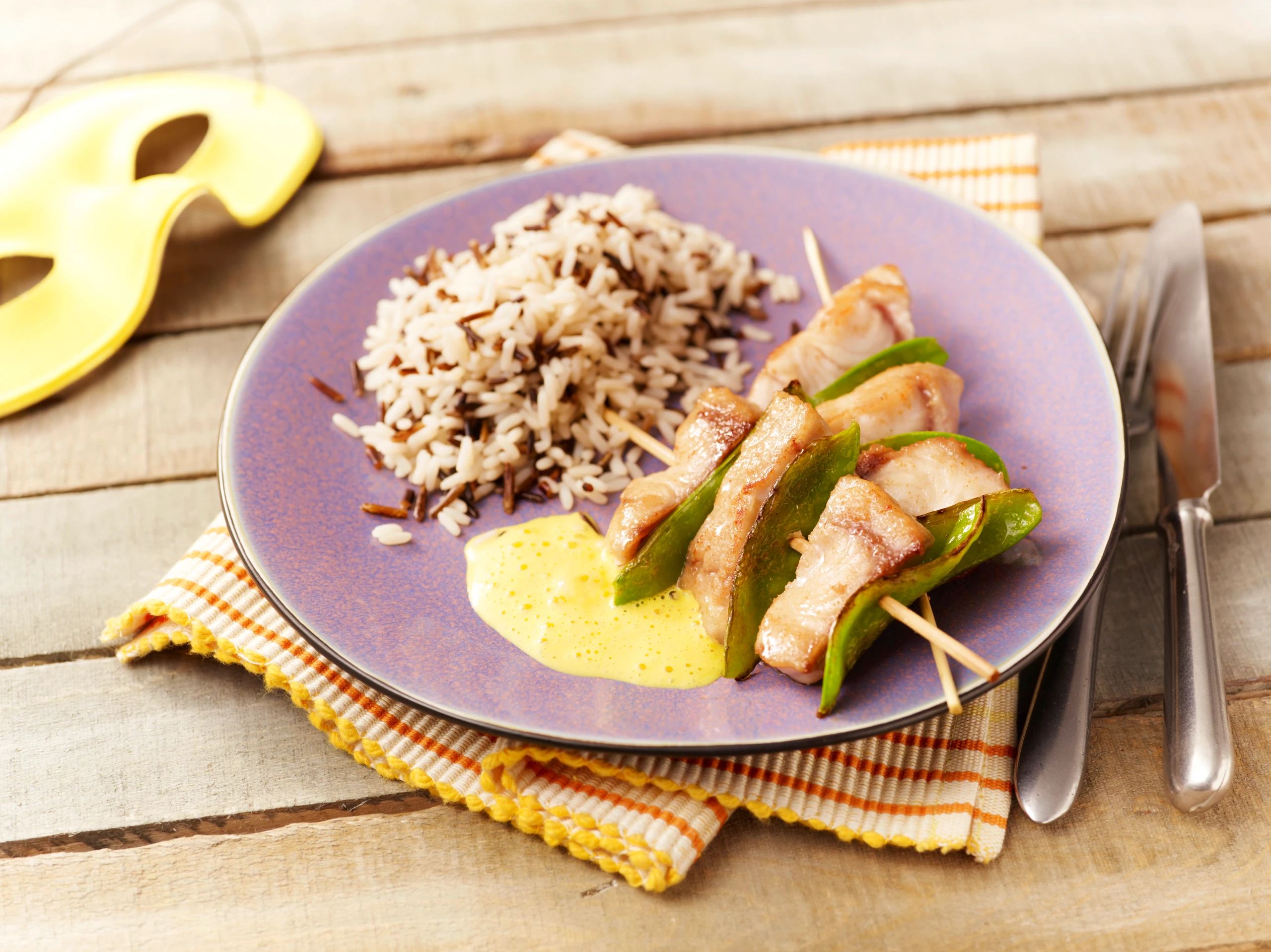 Fischspieße mit Safransauce und Zuckerschoten