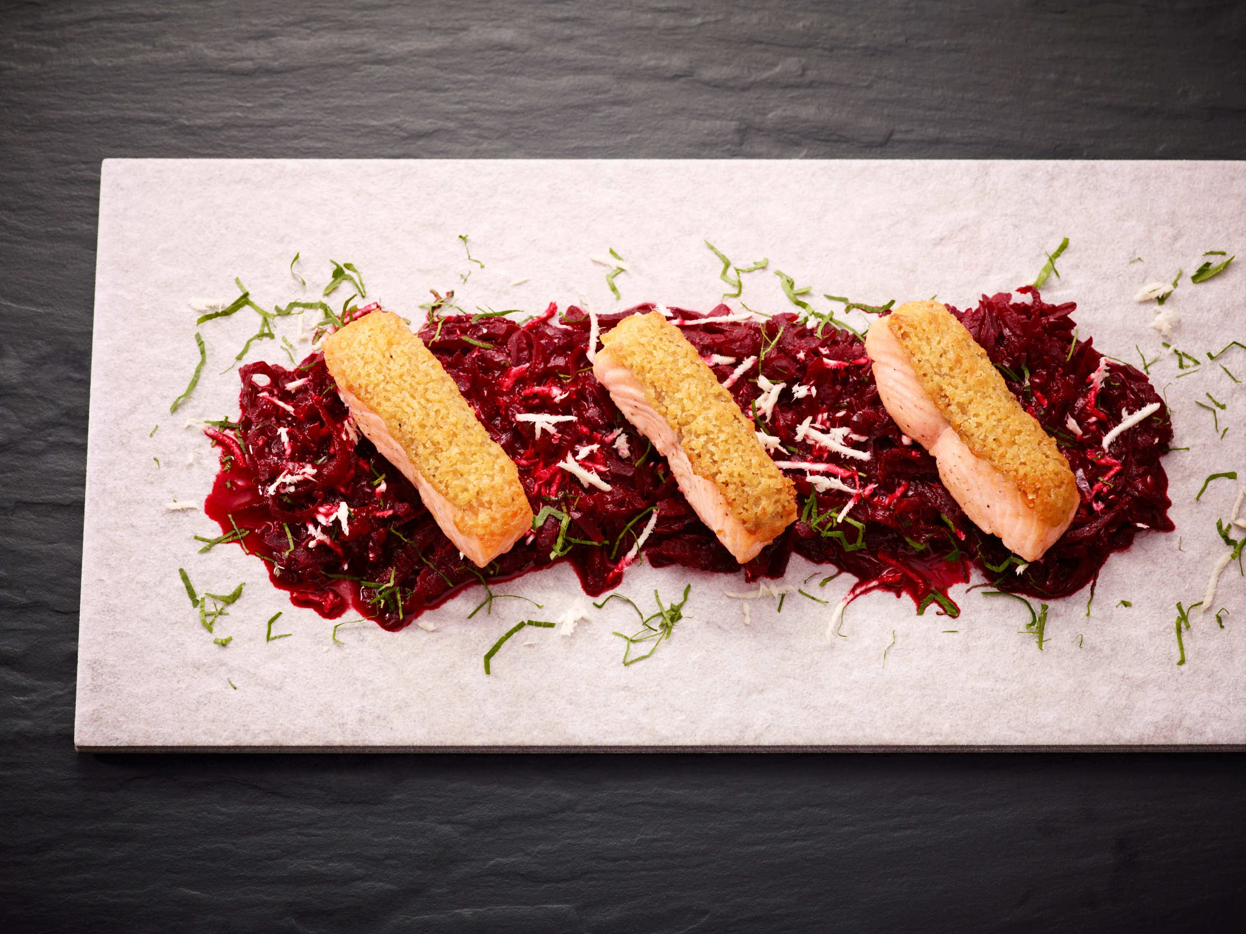 Lachsfilet mit Krenkruste und Roten Rüben