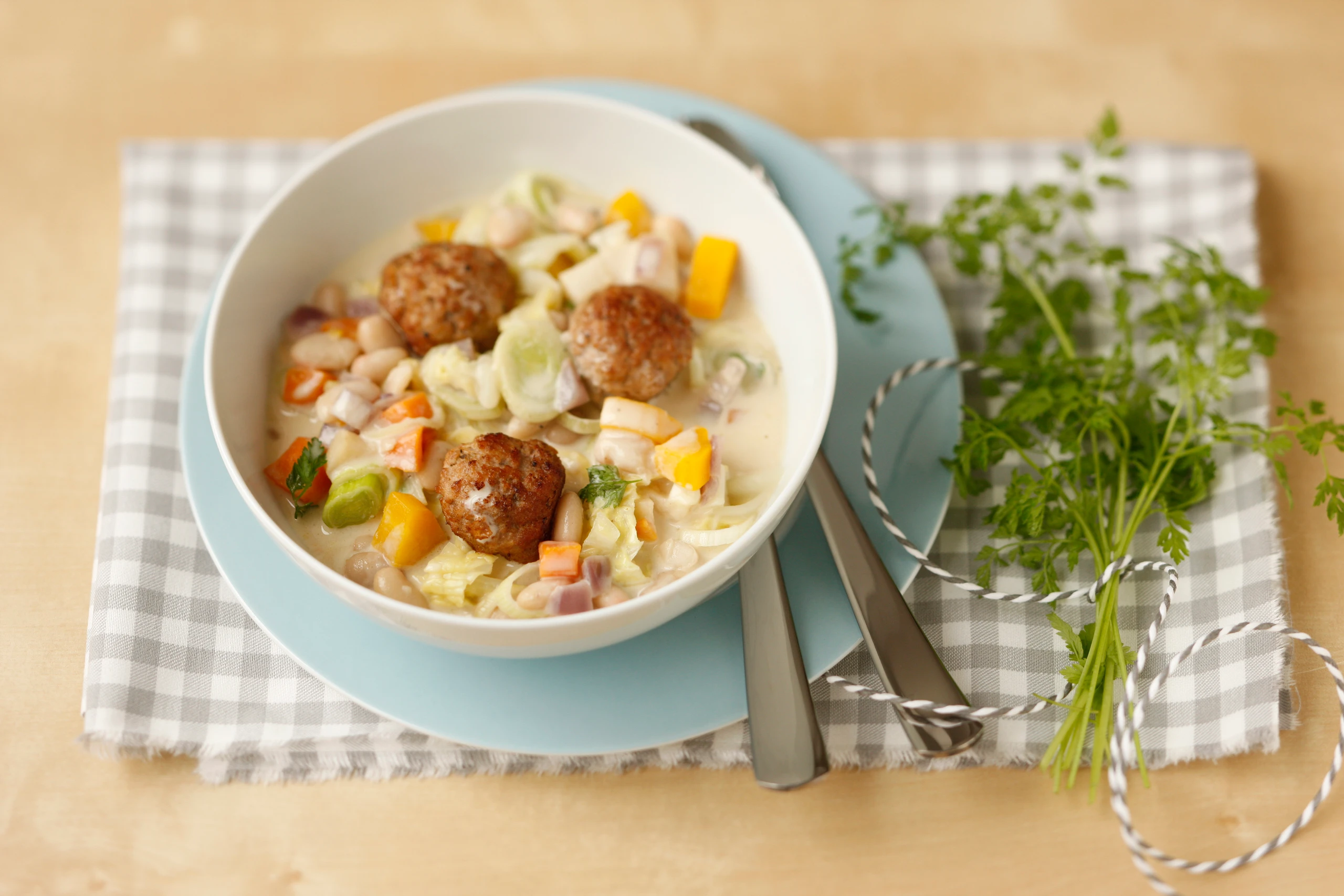 Bohnen-Gemüse-Eintopf mit Fleischbällchen