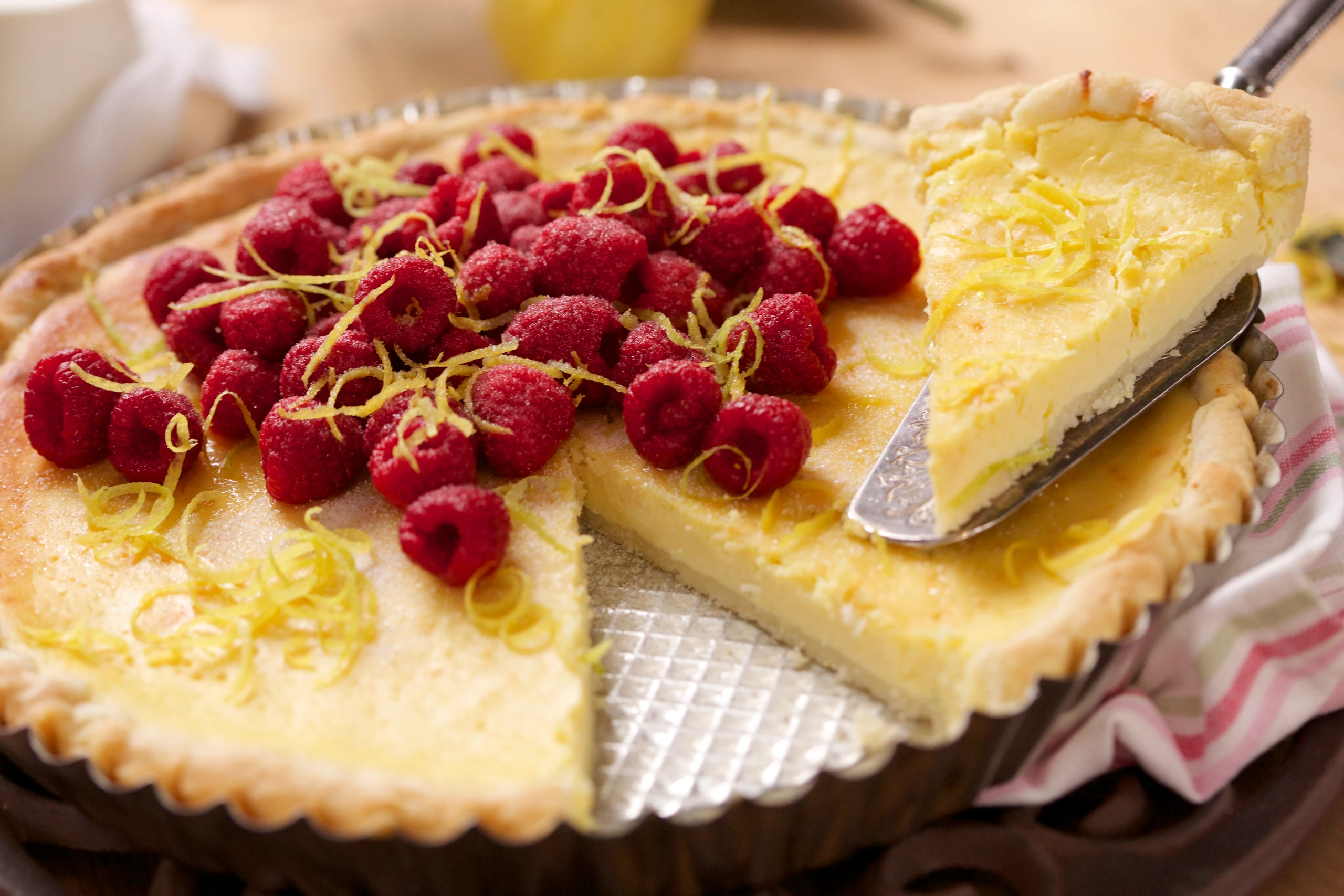 Zitronentarte mit gefrosteten Himbeeren