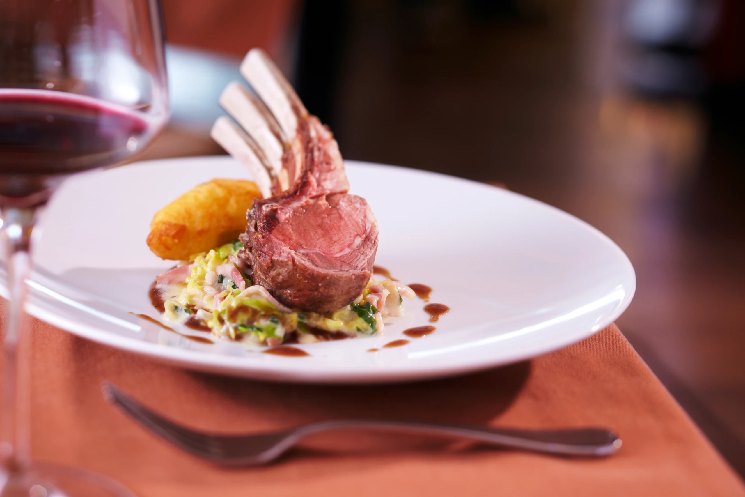 Lammracks mit Kohlgemüse und Topfennockerln