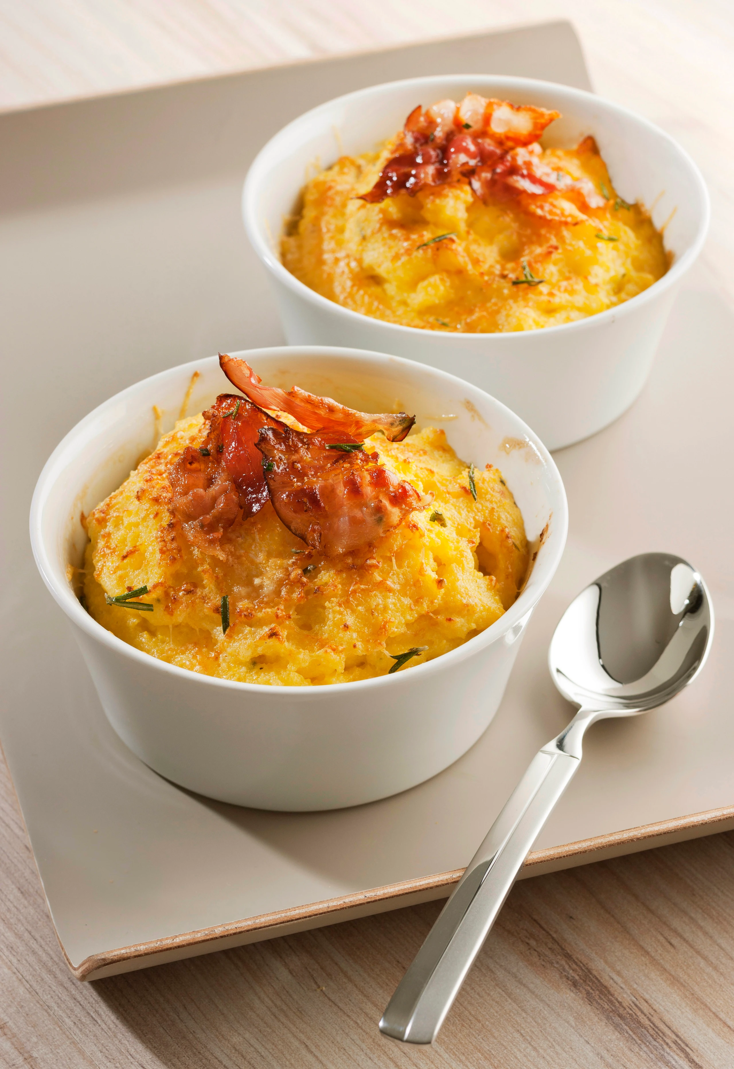 Überbackene Speck-Polenta mit Rosmarin