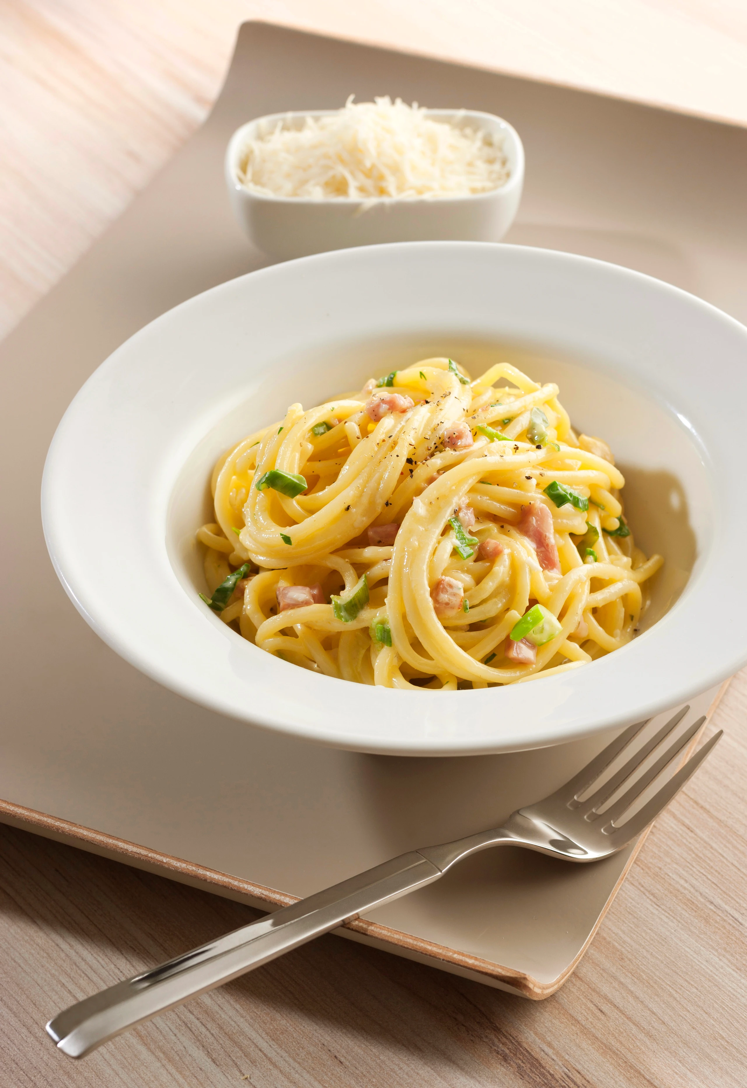 Spaghetti Carbonara mit Jungzwiebeln