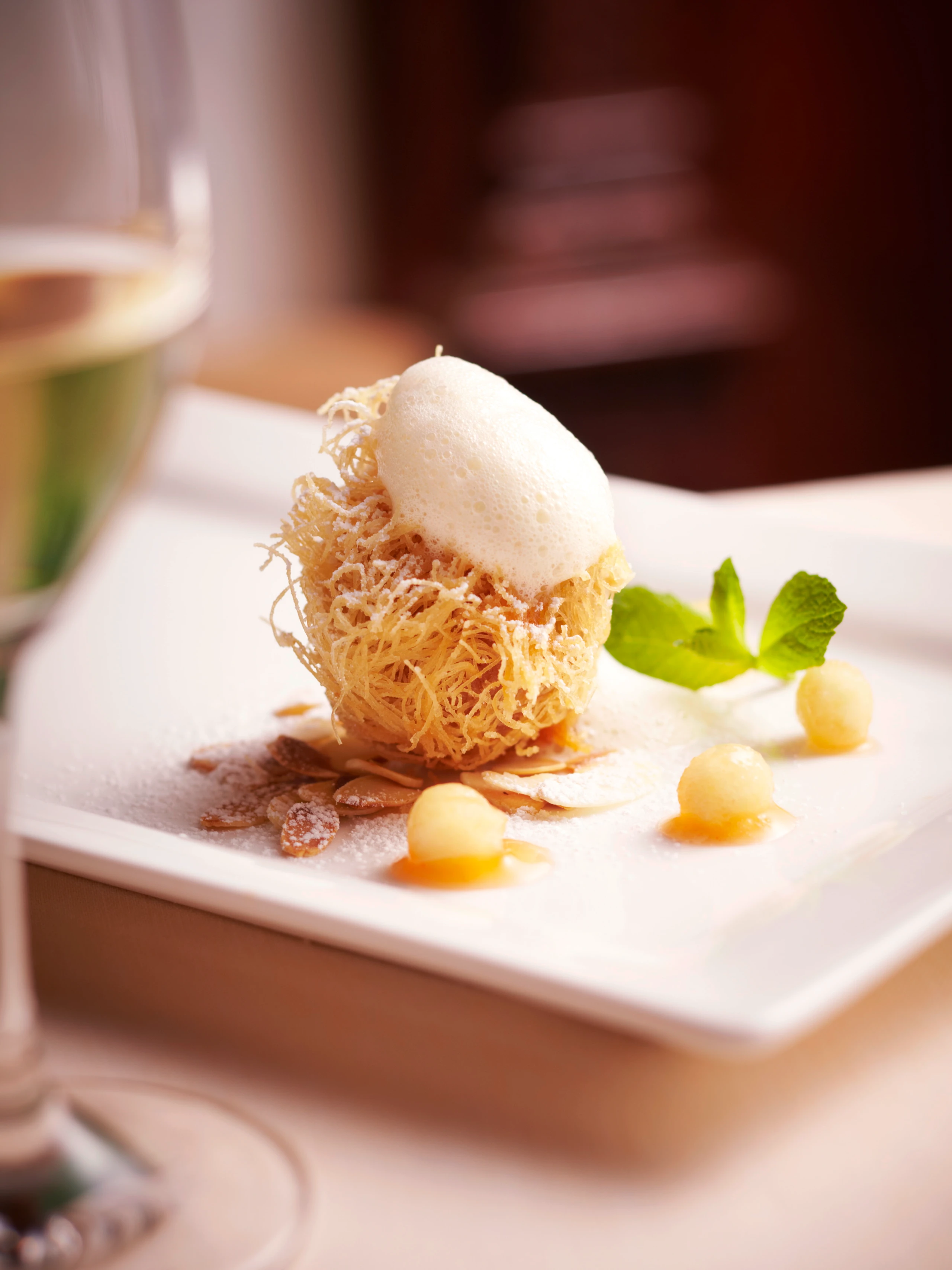 Apfelknödel mit Mandelschaum