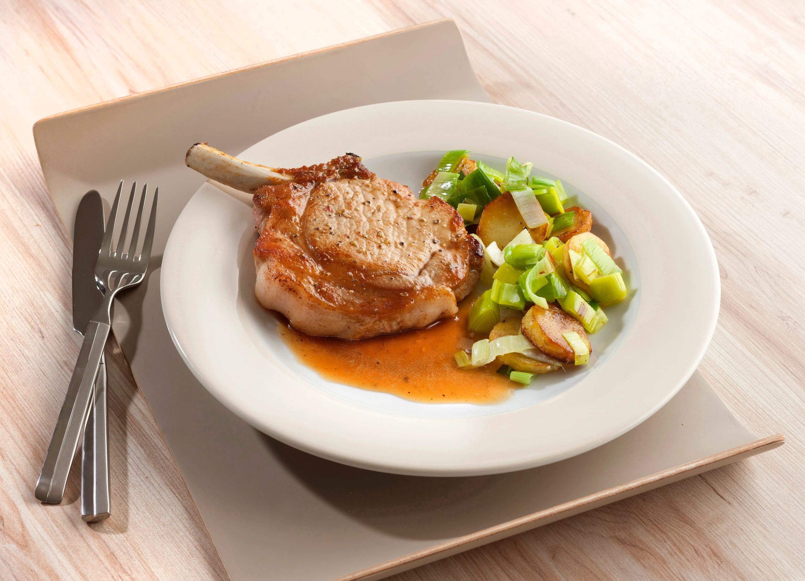 Schweinskotelett mit Kümmelsauce