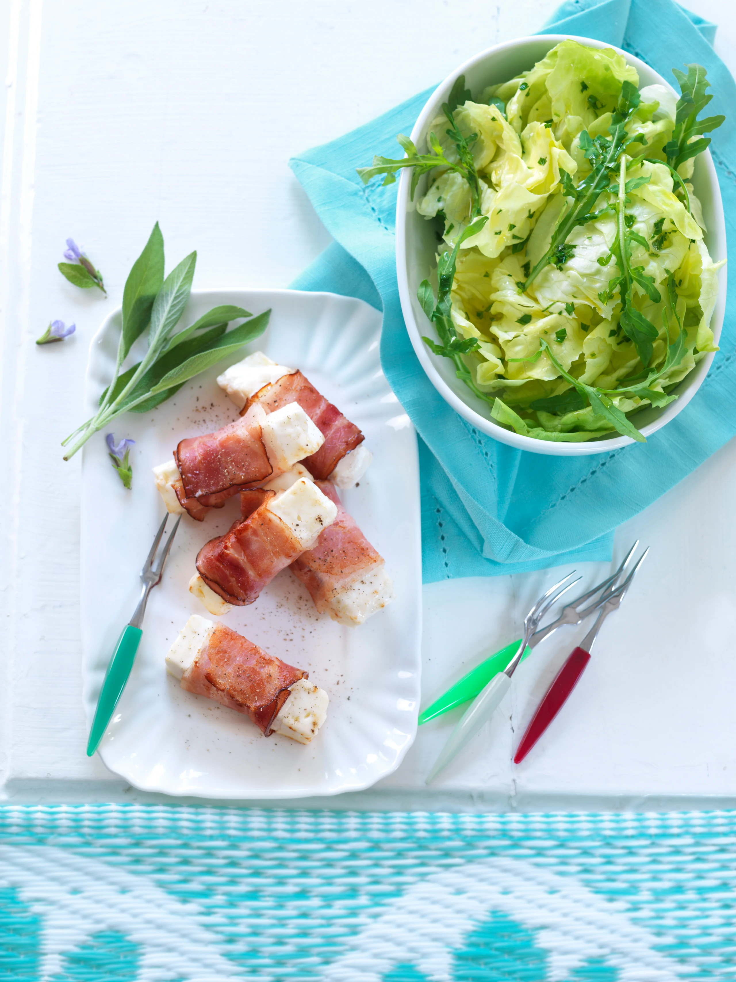 Schafkäse mit Speck und Salat