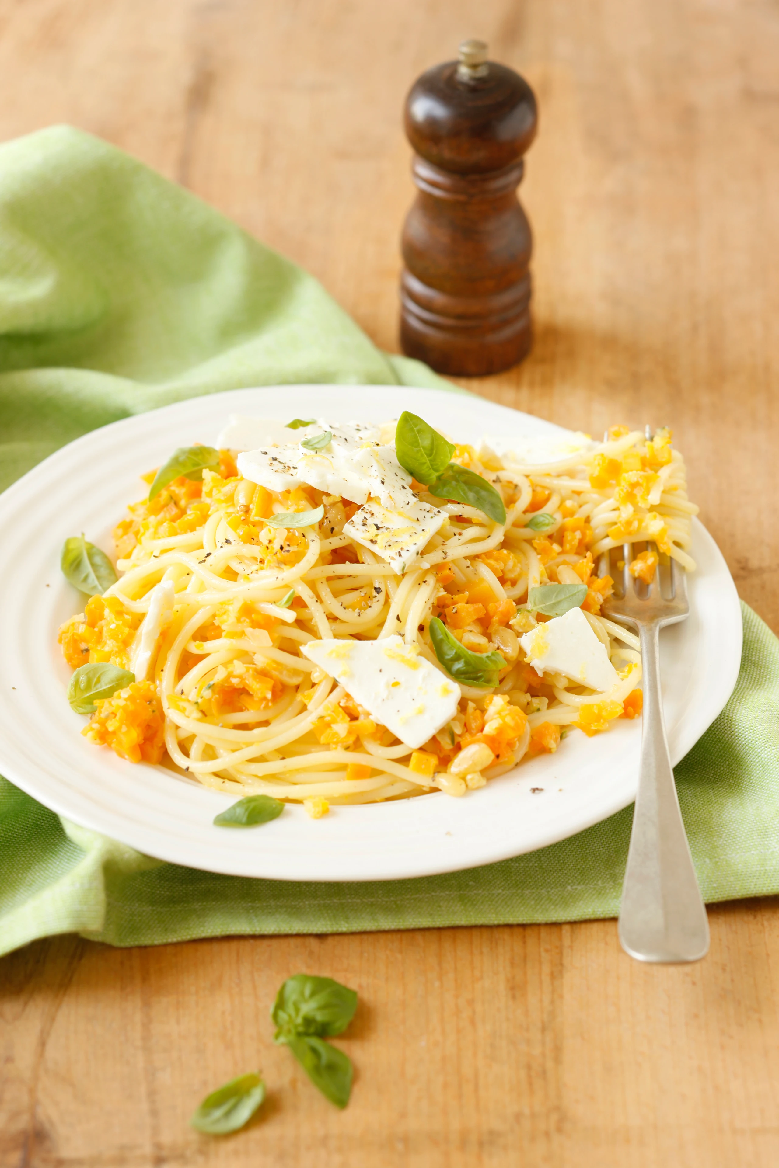 Spaghetti mit Karottenpesto und Feta