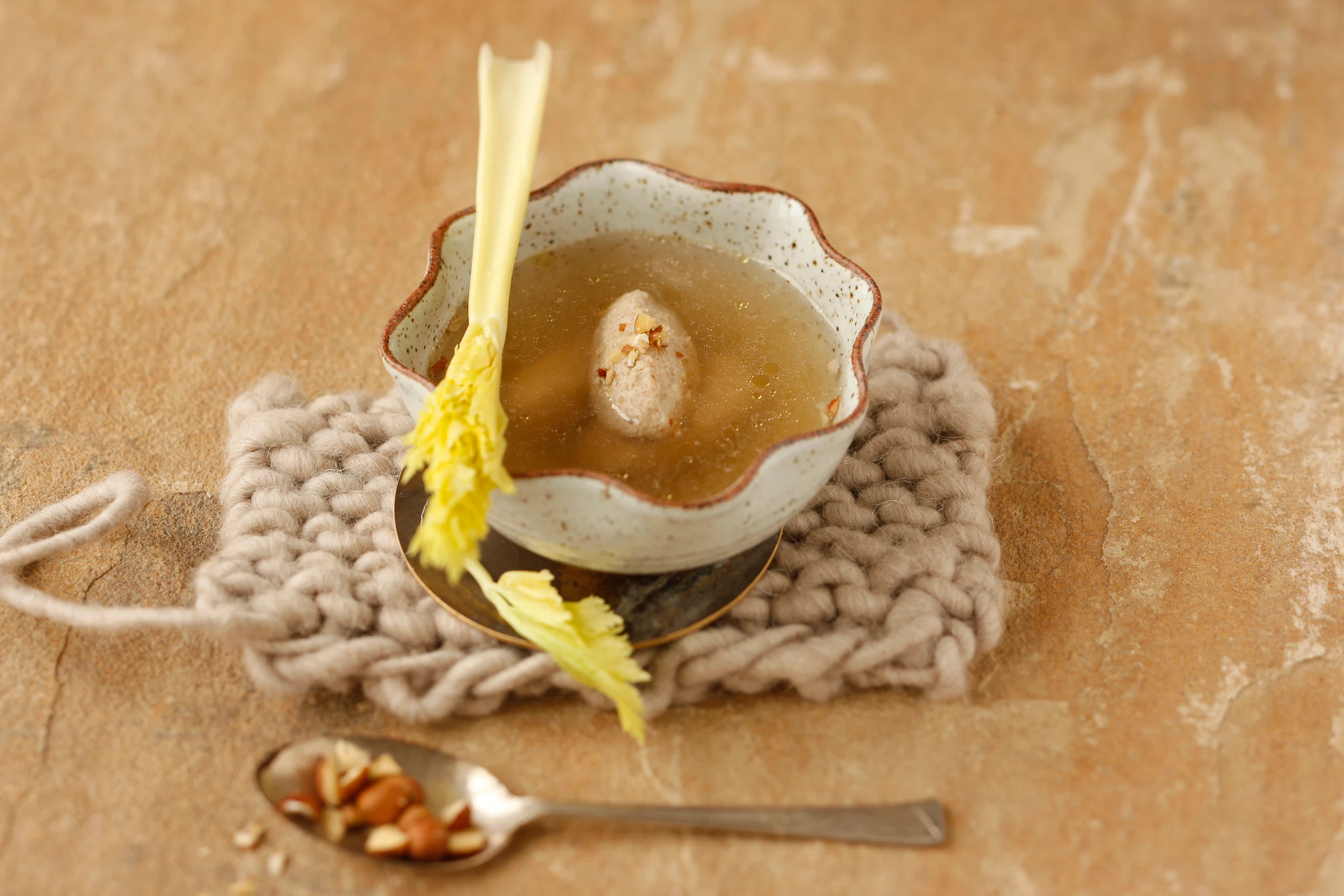 Selleriesuppe mit Topfen-Nussnockerln