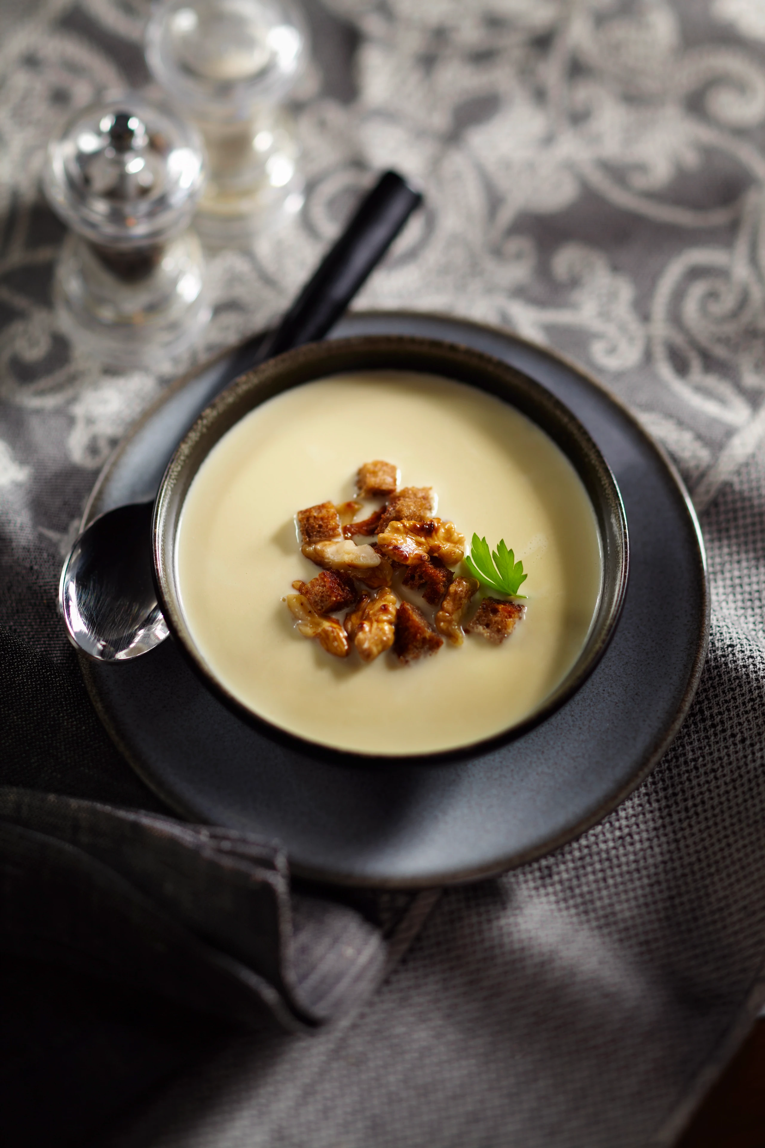 Käsesuppe mit Nüssen und Knusperbrot