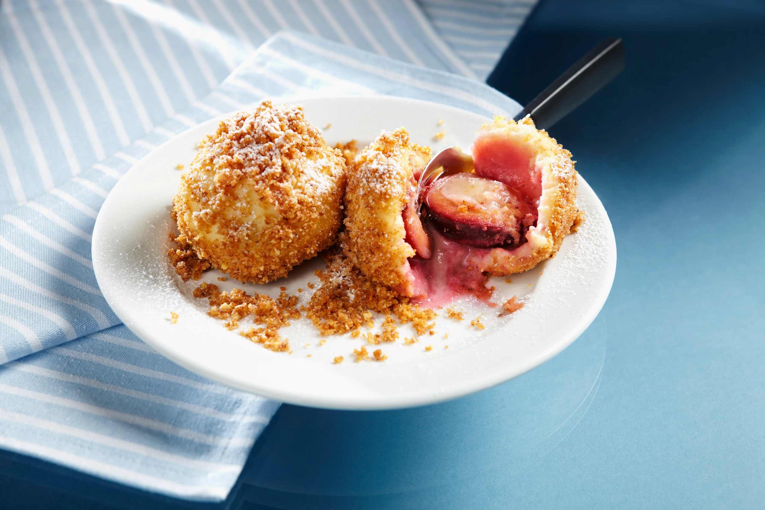 Zwetschkenknödel mit Nussbröseln
