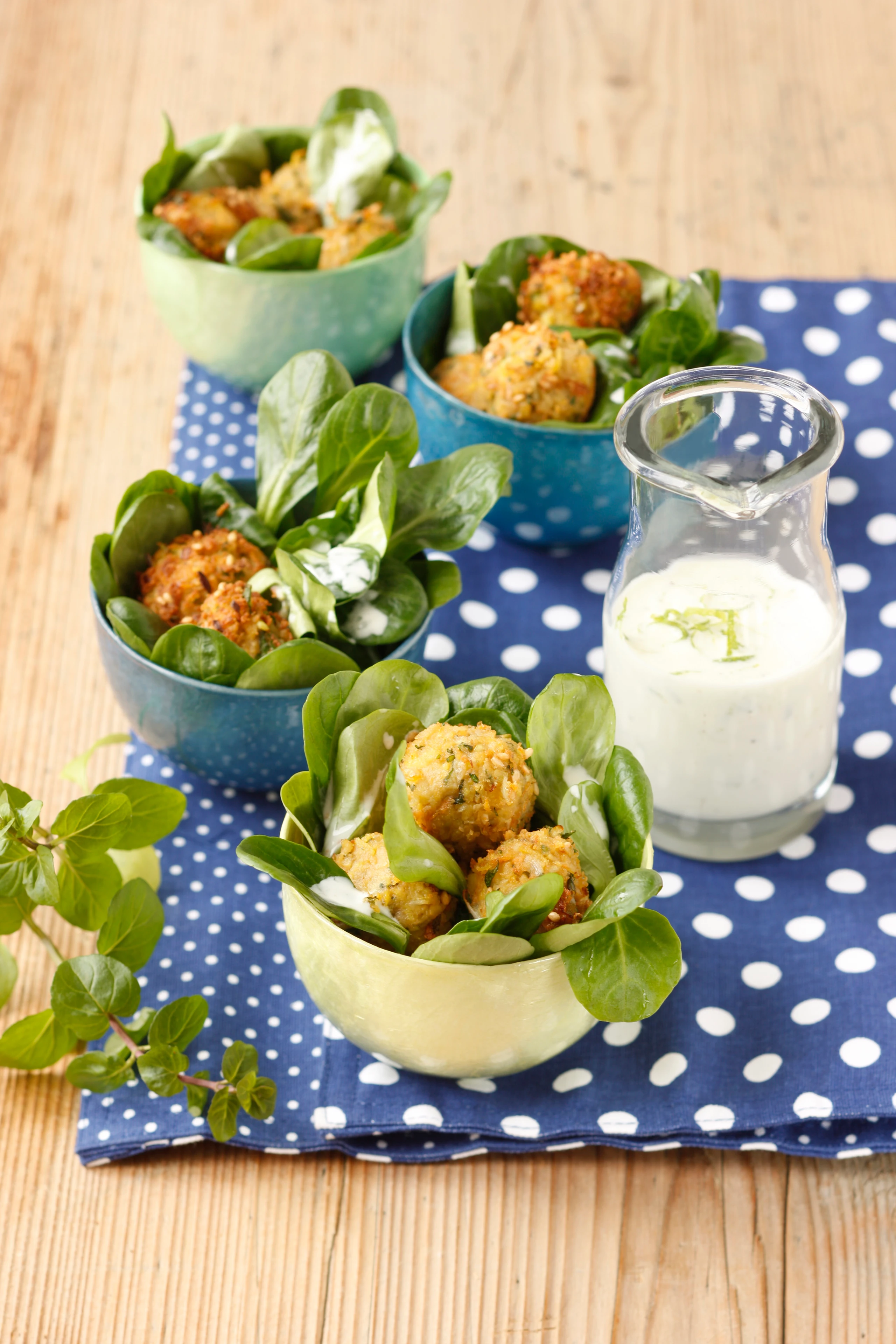 Minze-Falafel auf Vogerlsalat mit Limettendressing