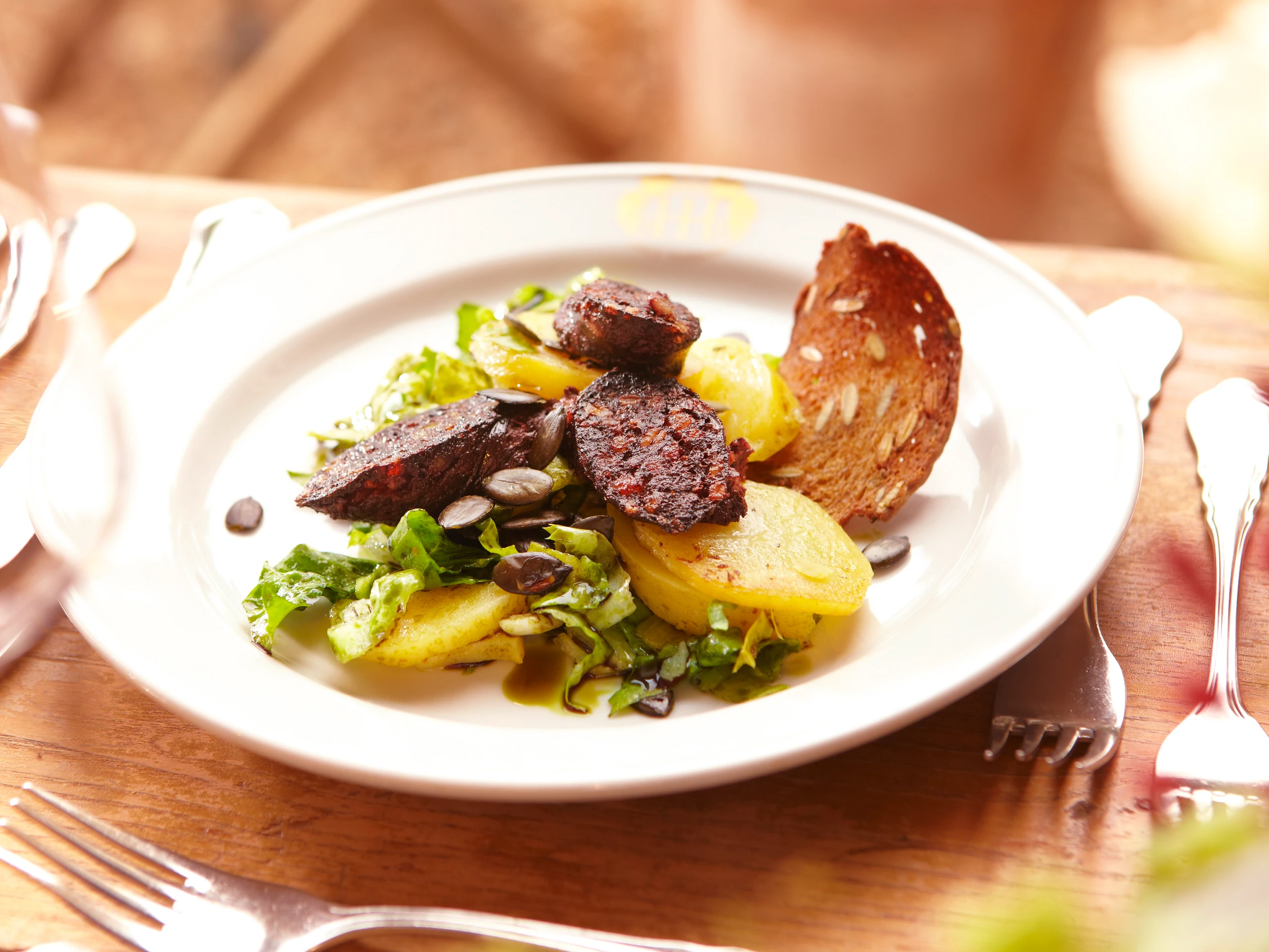 Salat mit Blunzen und Erdäpfeln