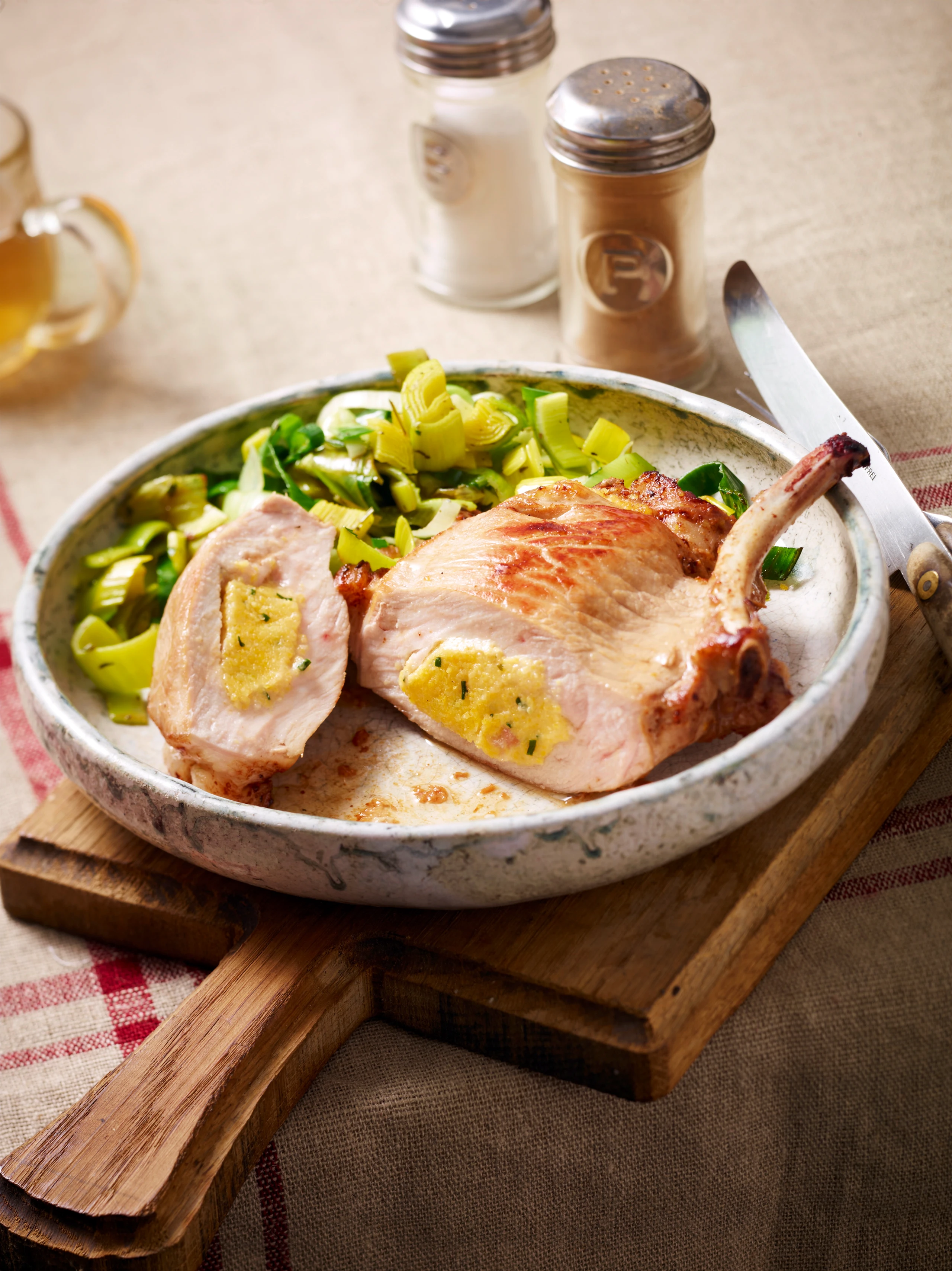 Gefülltes Schweinskotelett mit Lauch