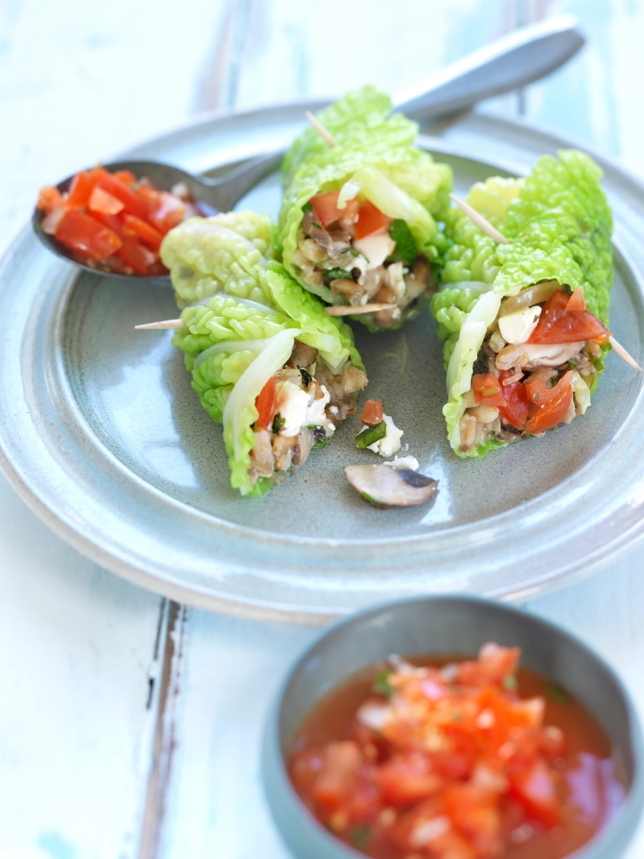 Kohlwraps mit Dinkelreis, Pilzen und Käse