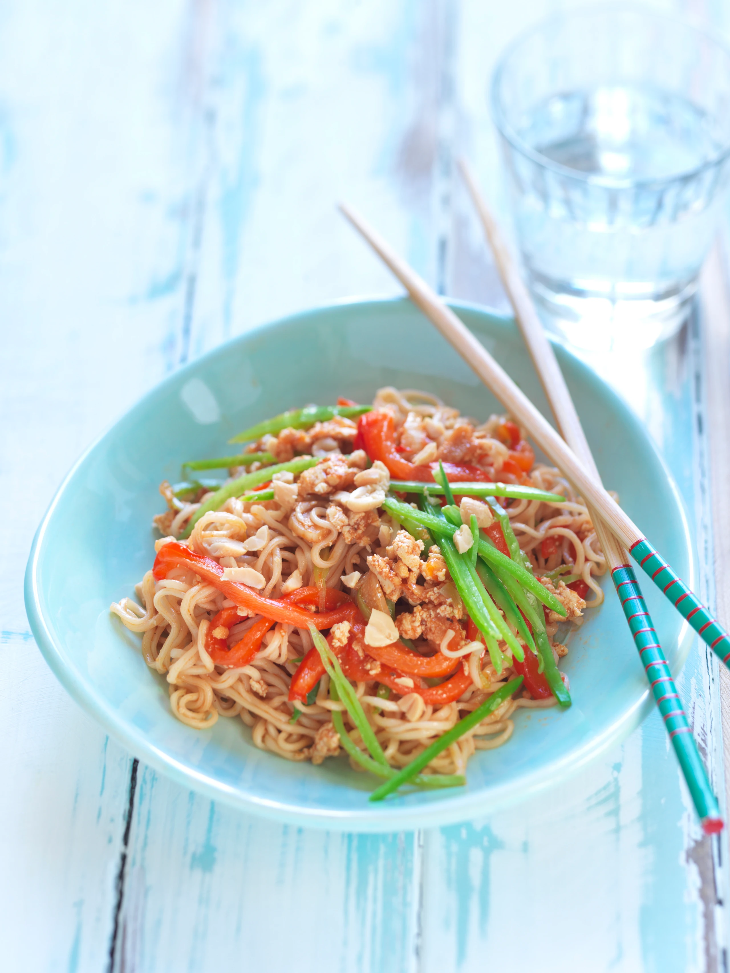 Asia-Nudeln mit Paprika und Tofu