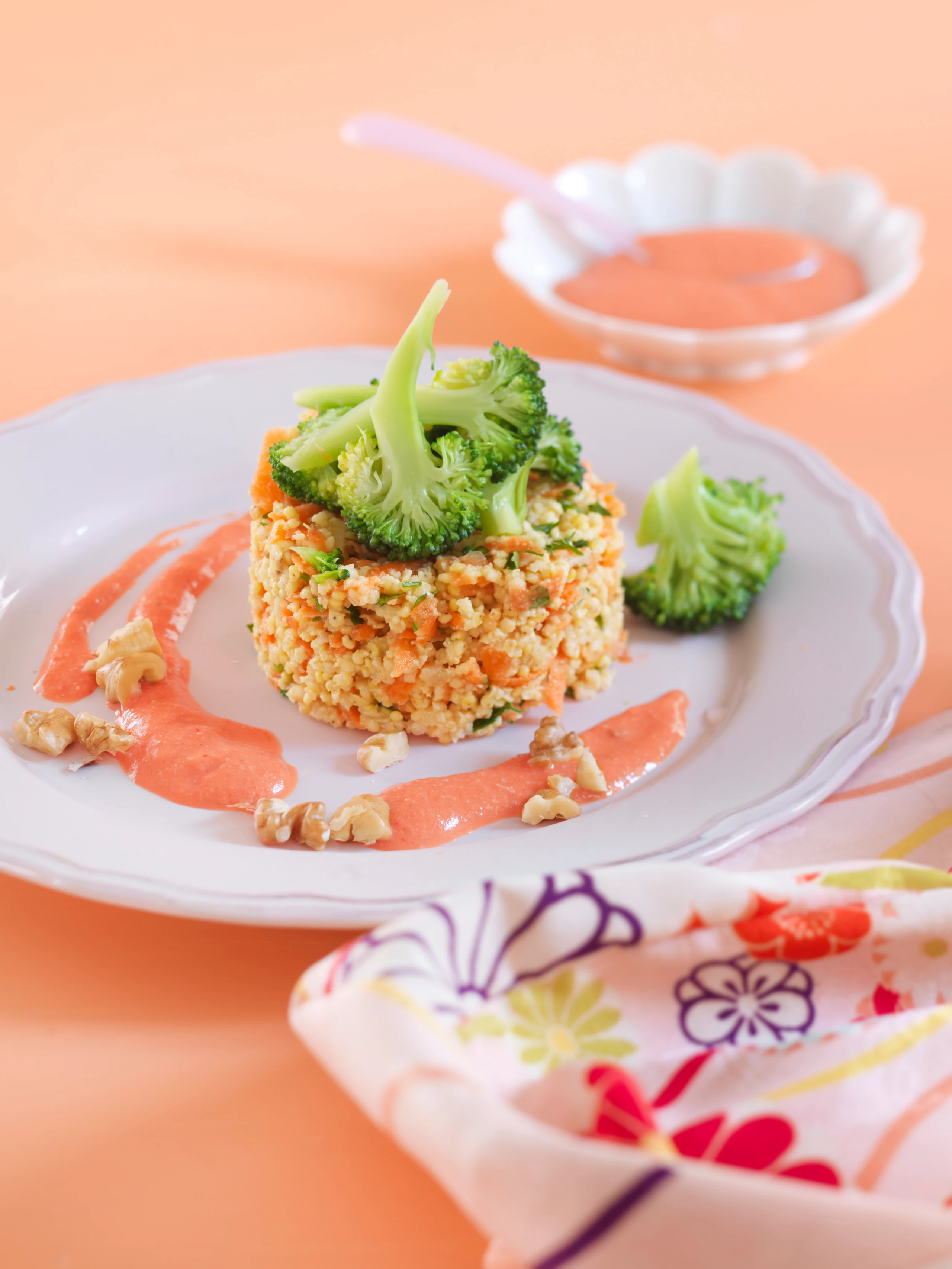 Karotten-Hirse mit Brokkoli und Paprika-Nuss-Sauce