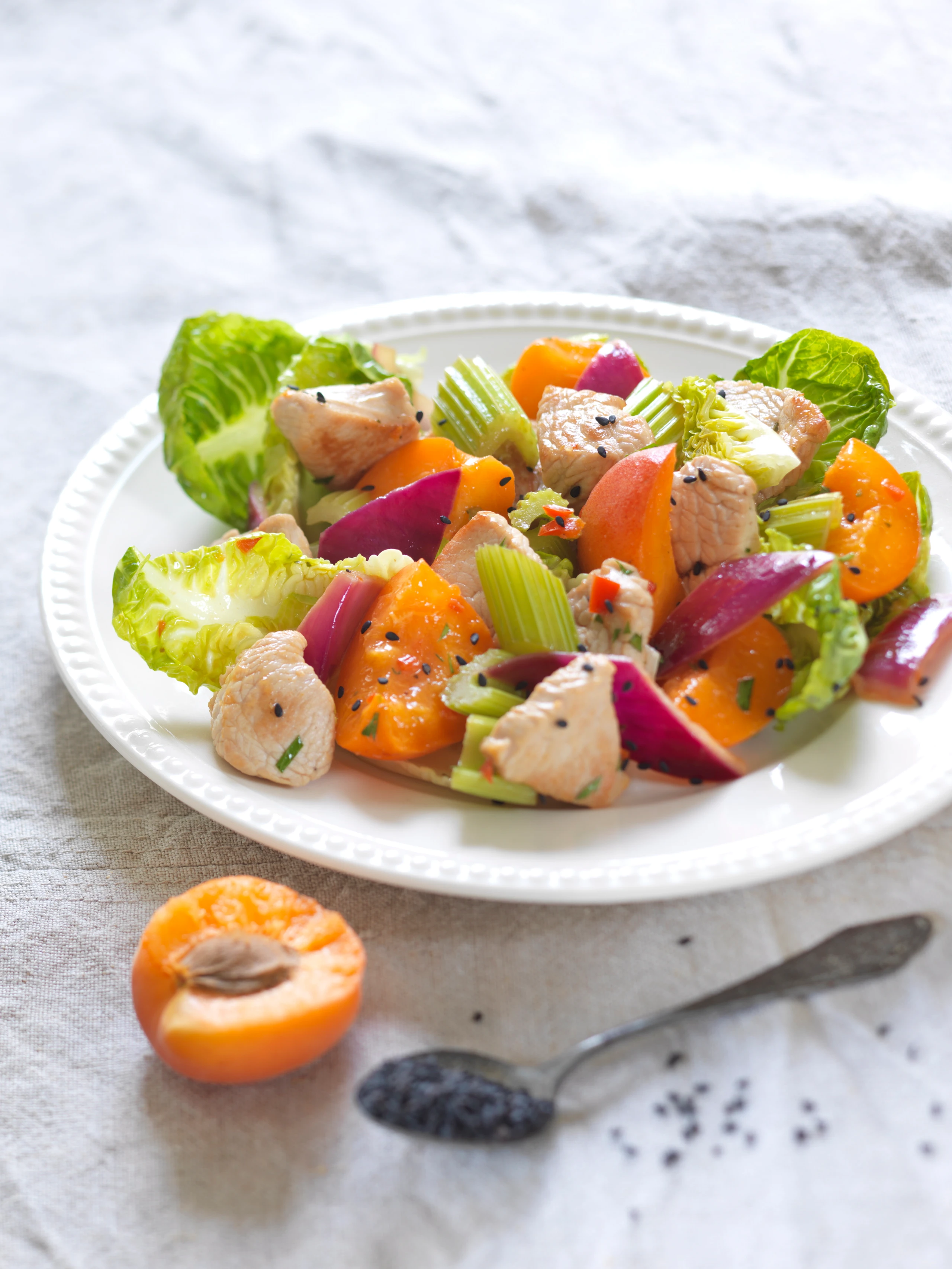 Putensalat mit Marillen und Stangensellerie