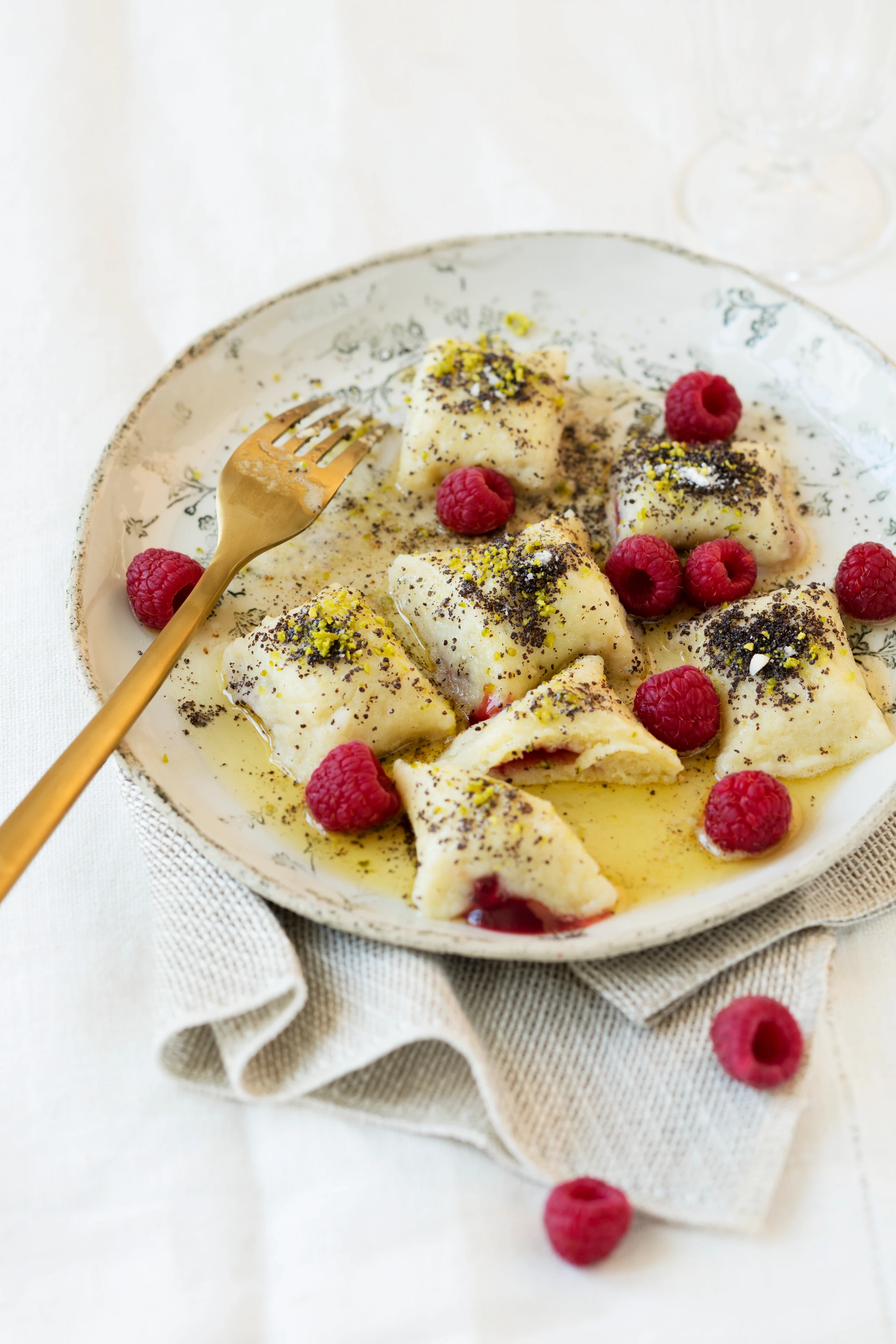 Süße Himbeer-Gnocchi mit Mohn