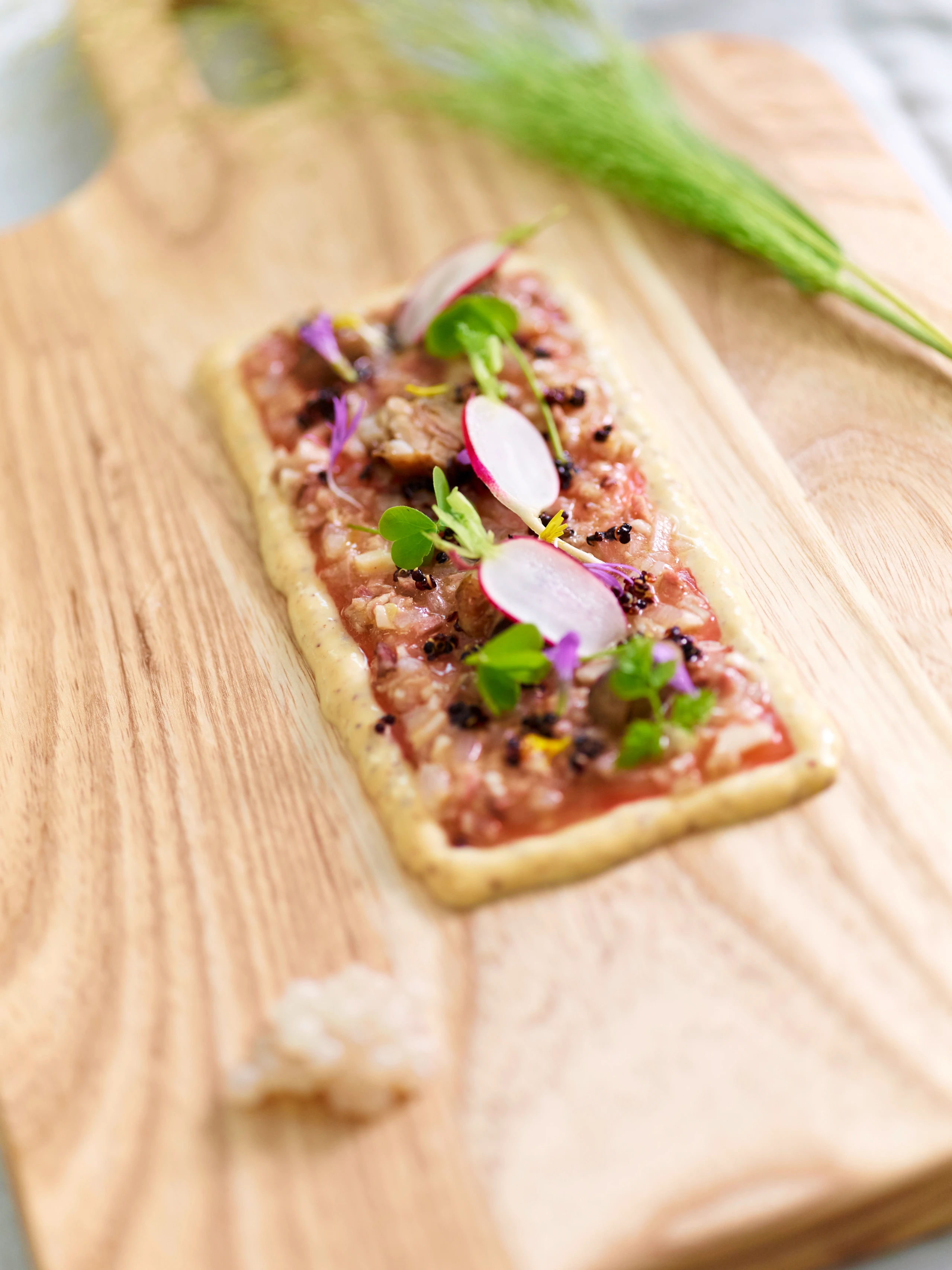 Forelle mit Senfcreme, Schnecken und gepoppter Quinoa