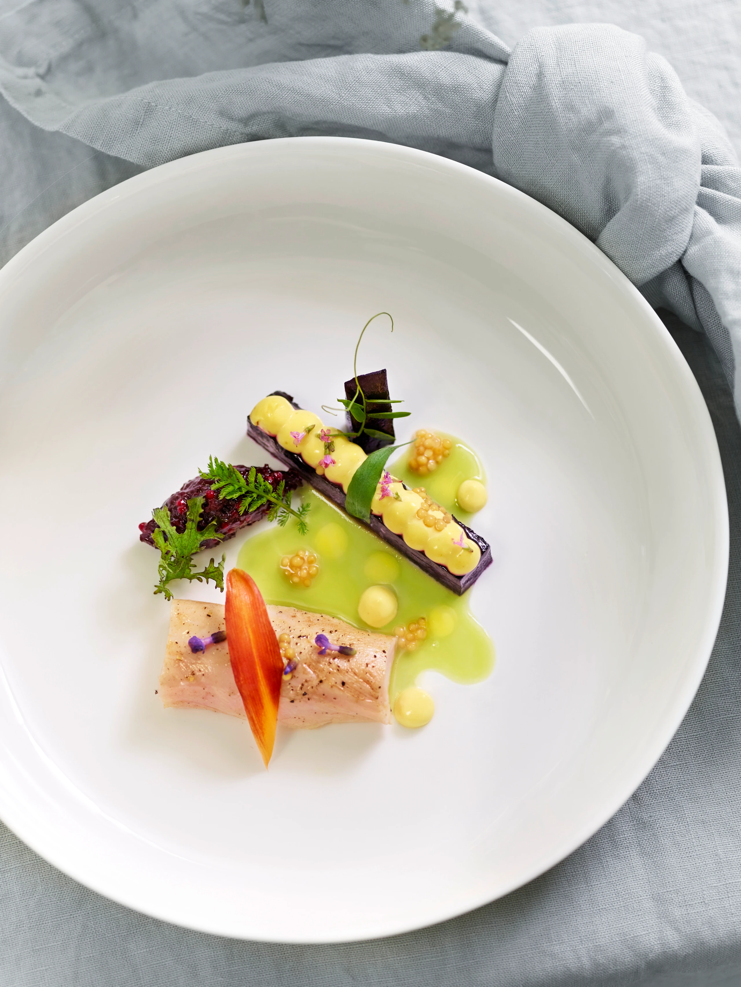 Konfiertes Kaninchenfilet mit Estragonfond und Urkarotten