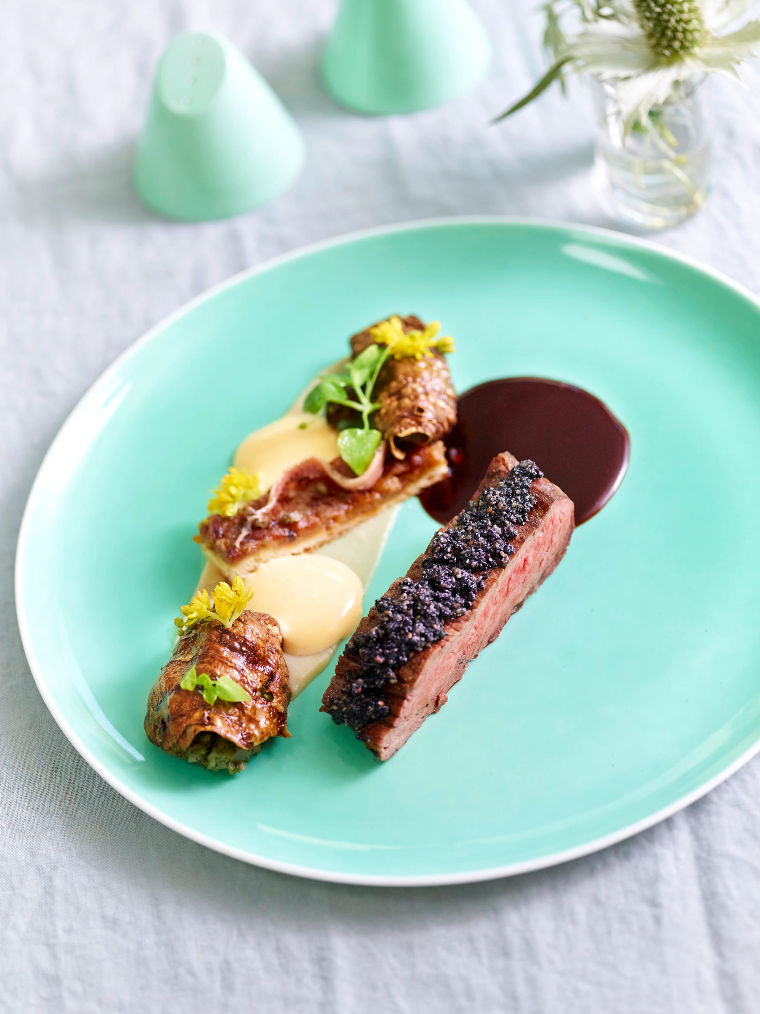 Beiried mit Sesam, Heu-Hollandaise und Topinambur