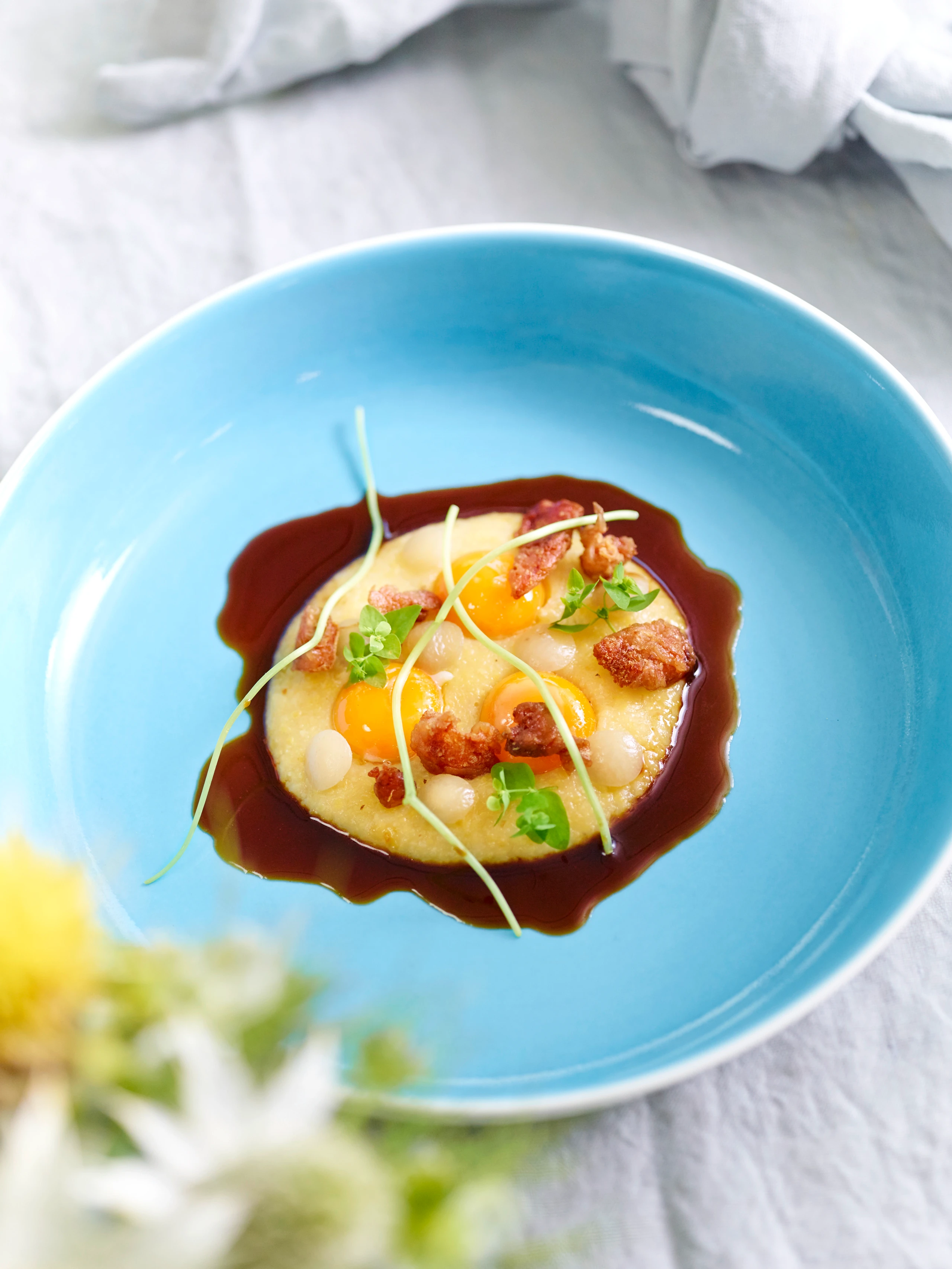 Konfiertes Ei mit Polenta und Mangalitza-Essenz